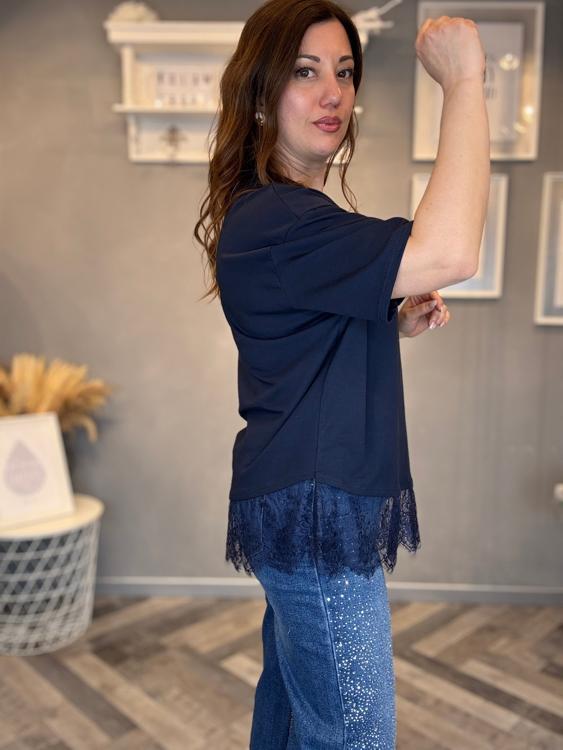 T-shirt blu over con pizzo