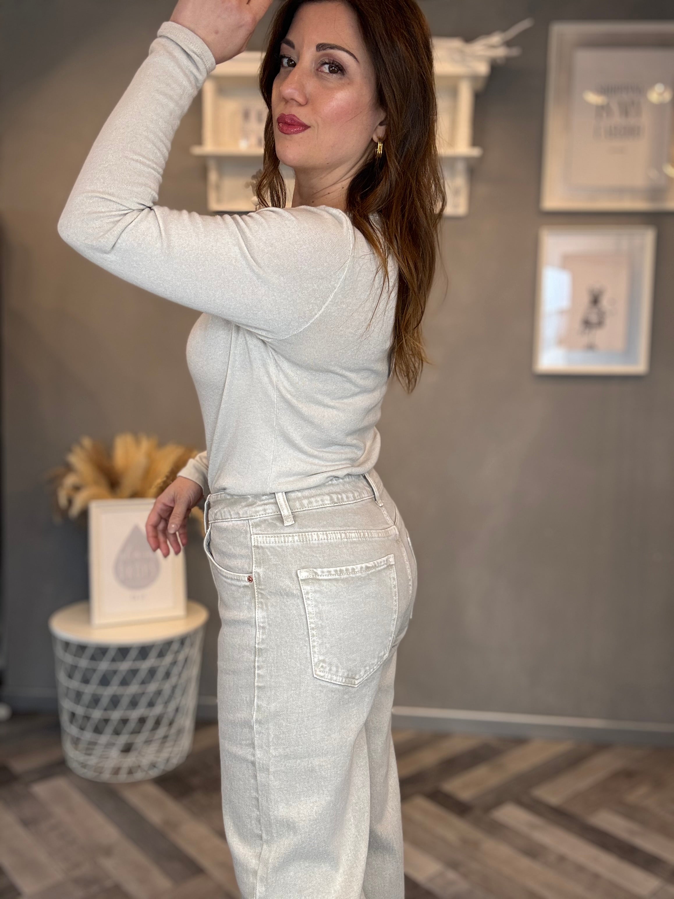 Jeans grigio sabbiato con foulard