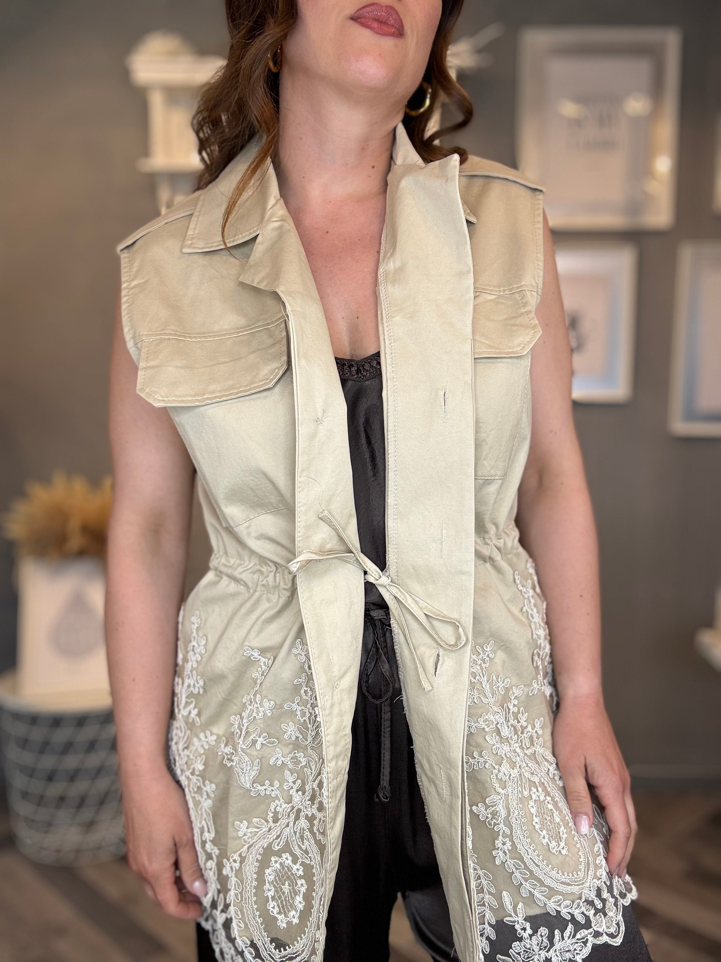 Gilet beige con pizzo