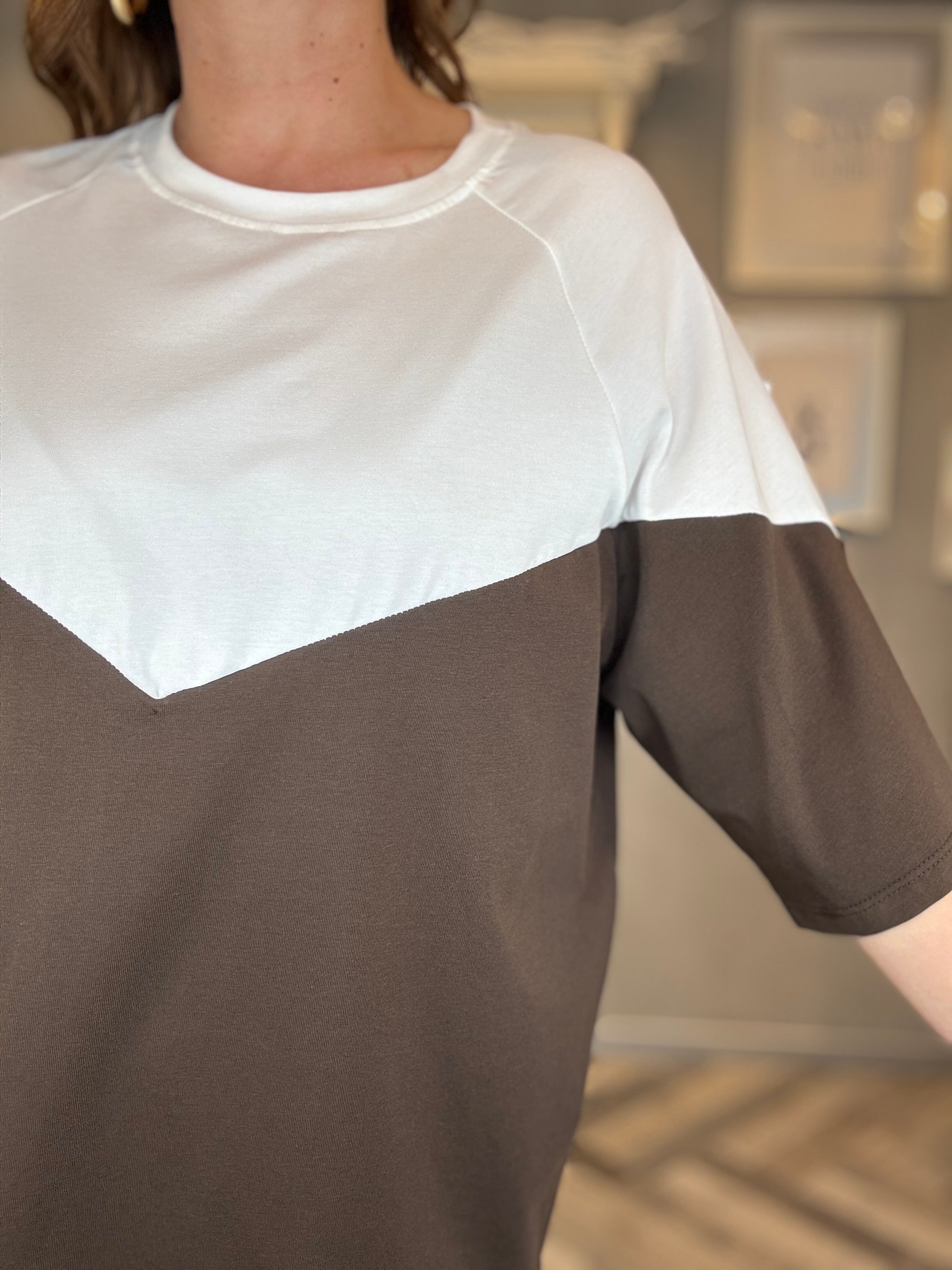T-shirt over bicolor moro e bianco