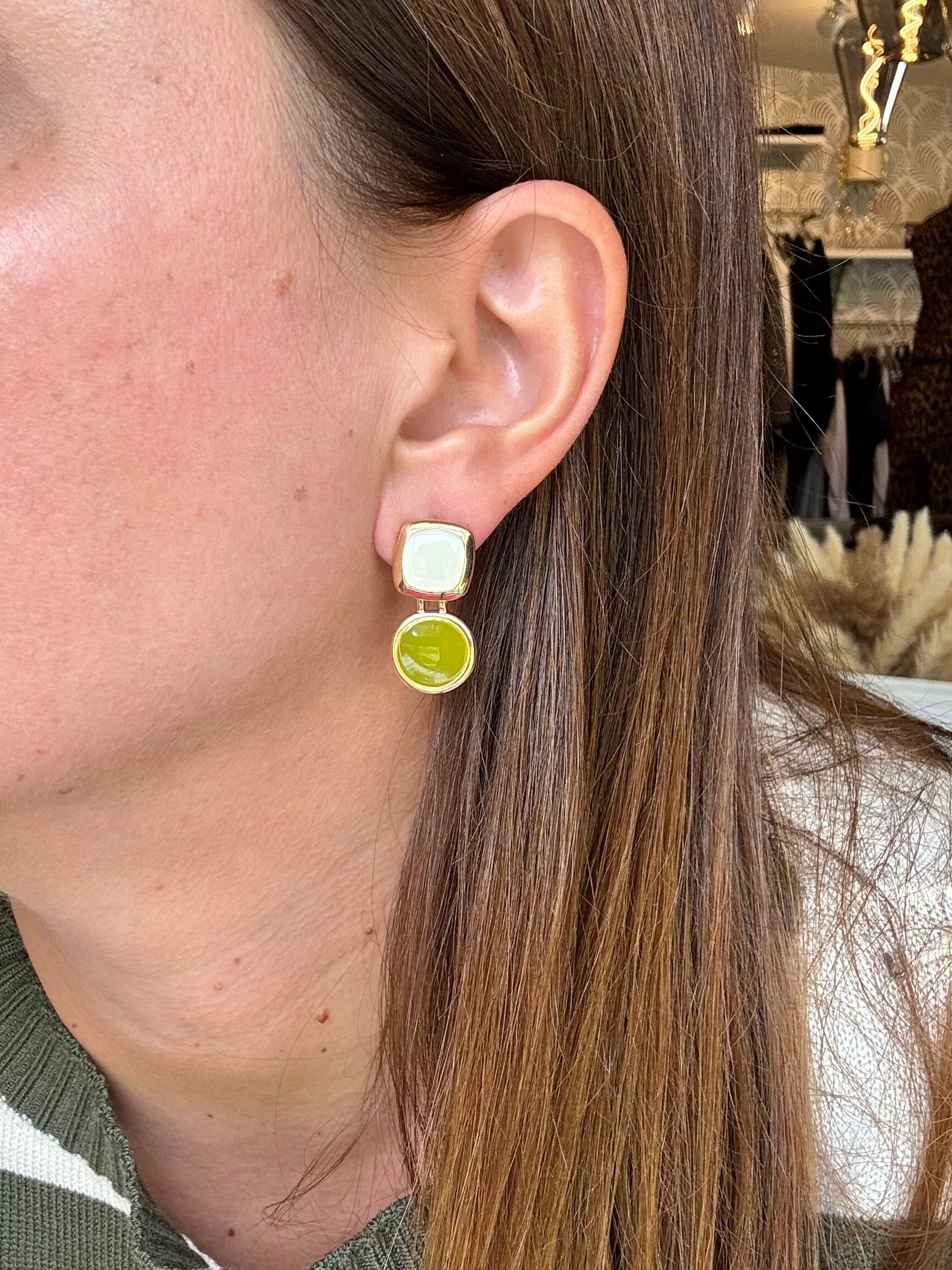 Orecchini smalto latte e oliva