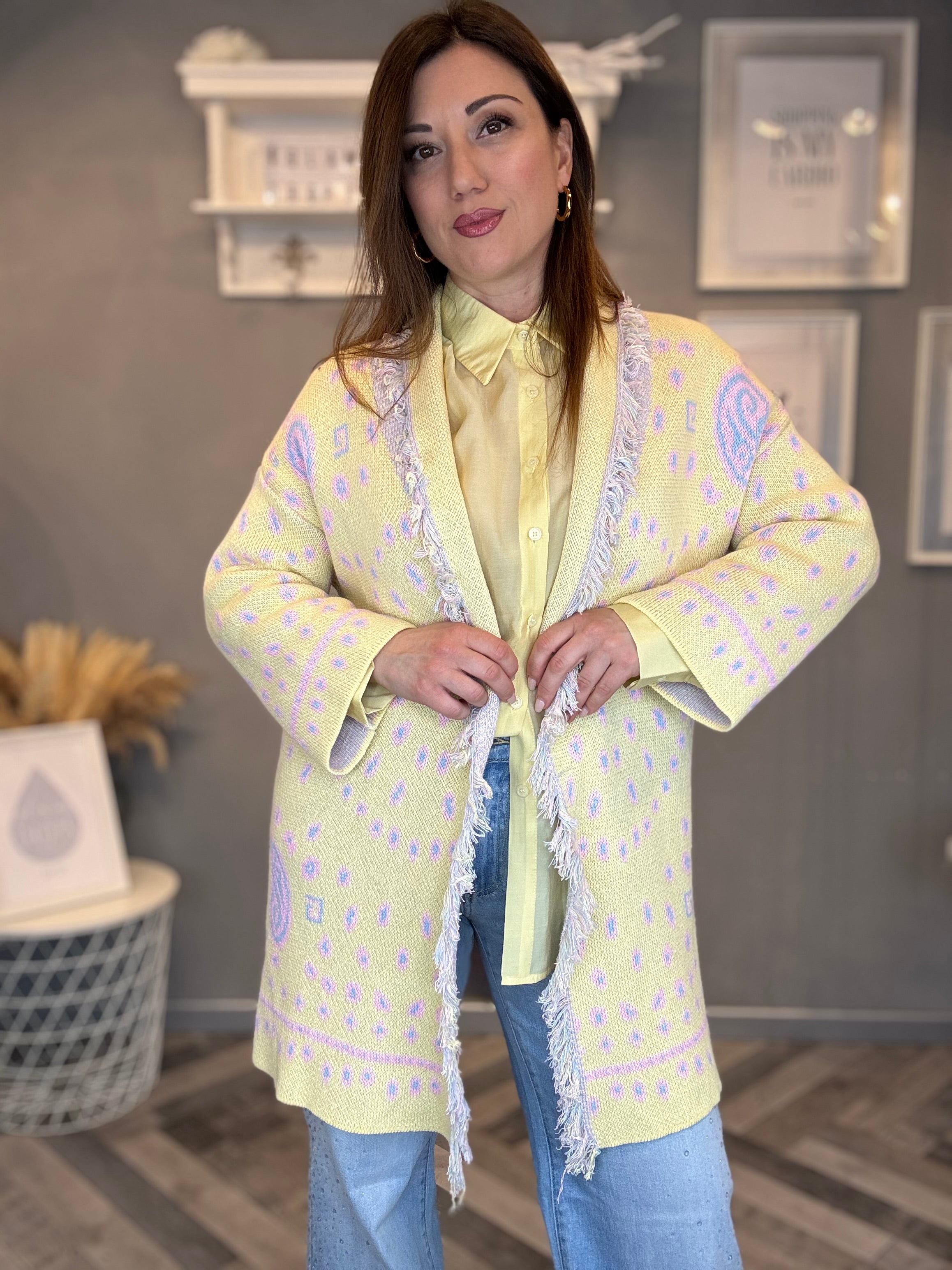 Cardigan jacquard giallo pastello con frange