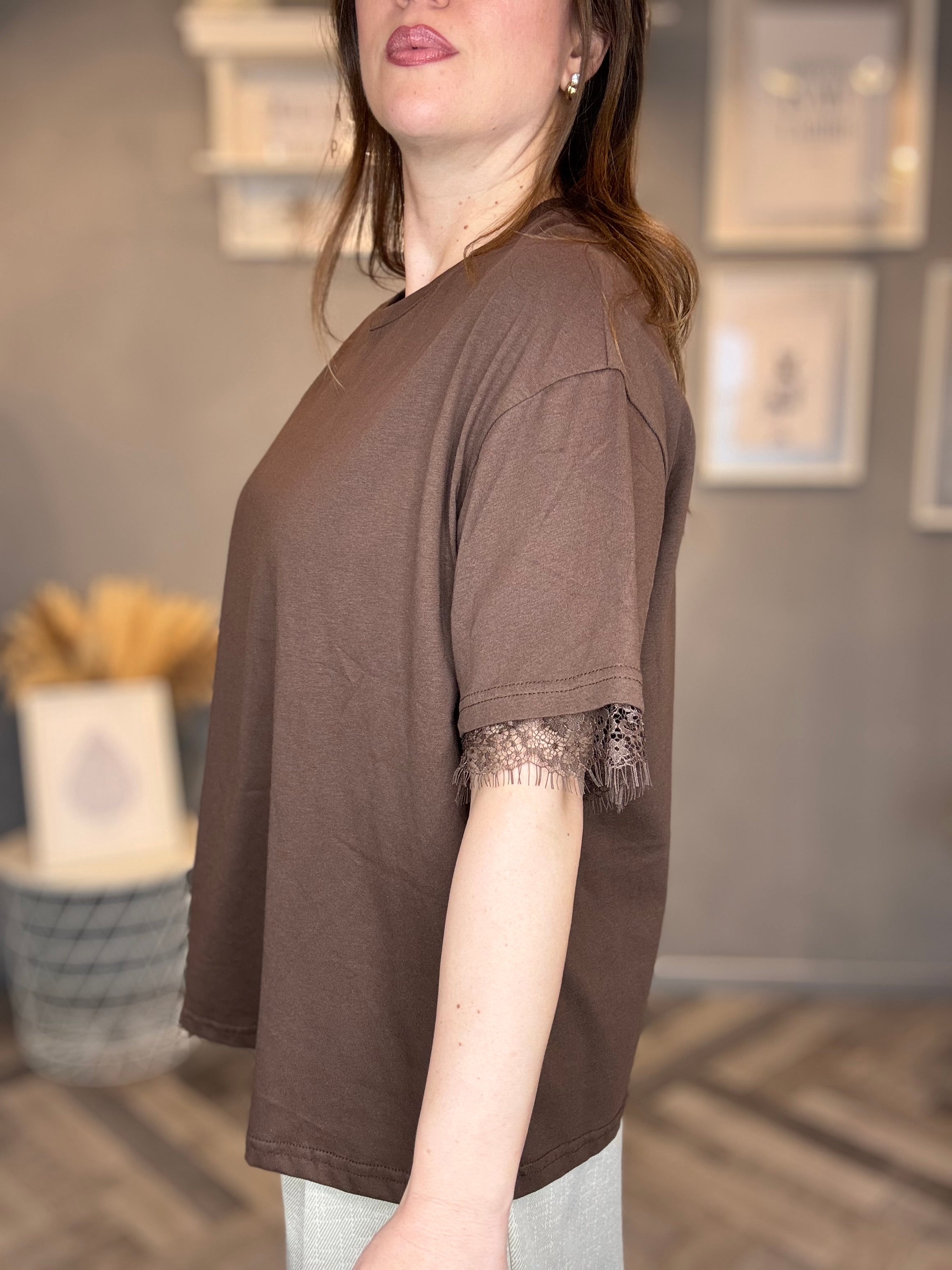 T-shirt over pizzo details cioccolato