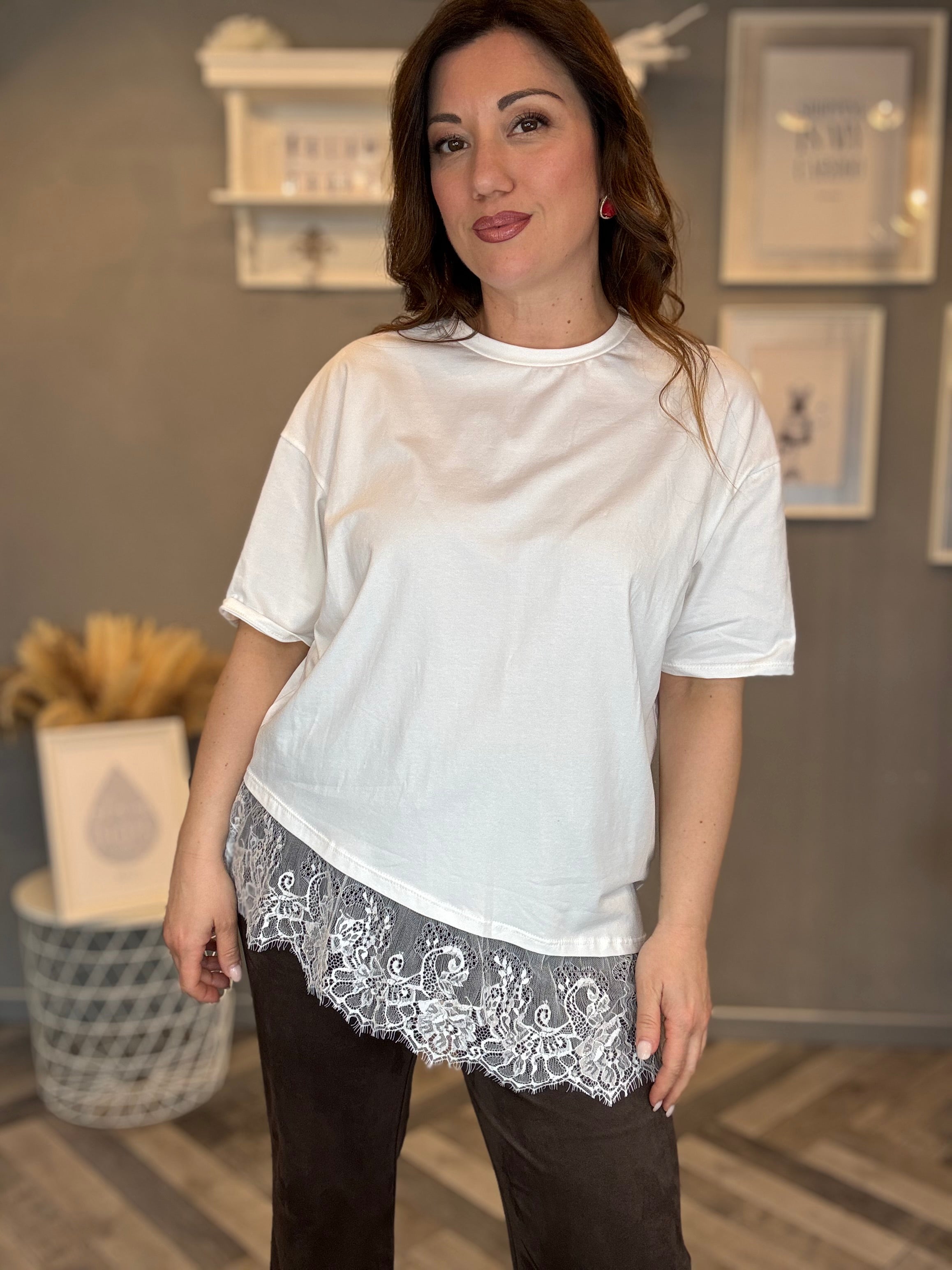 T-shirt bianca over con pizzo