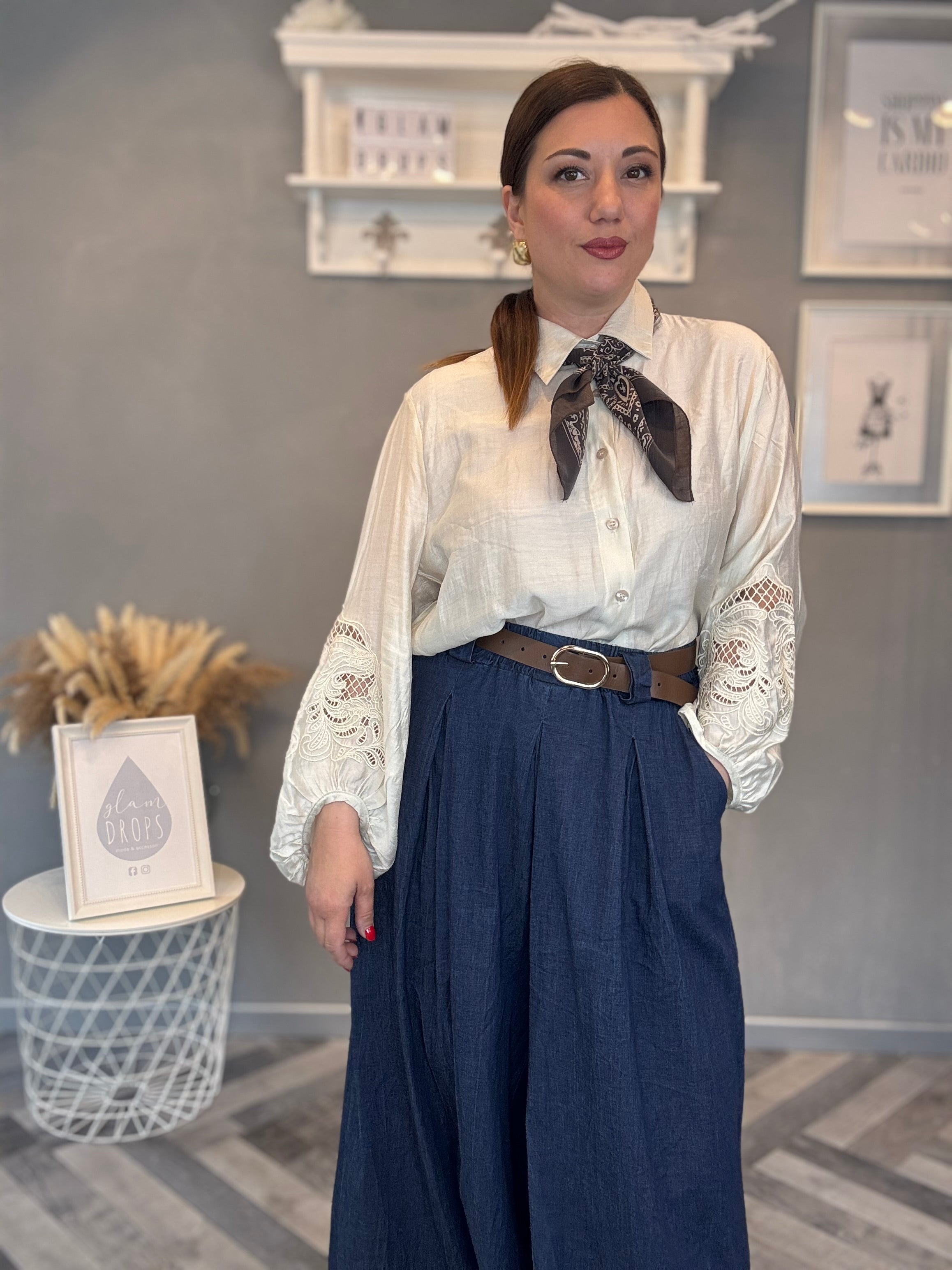 Camicia con ricami traforati