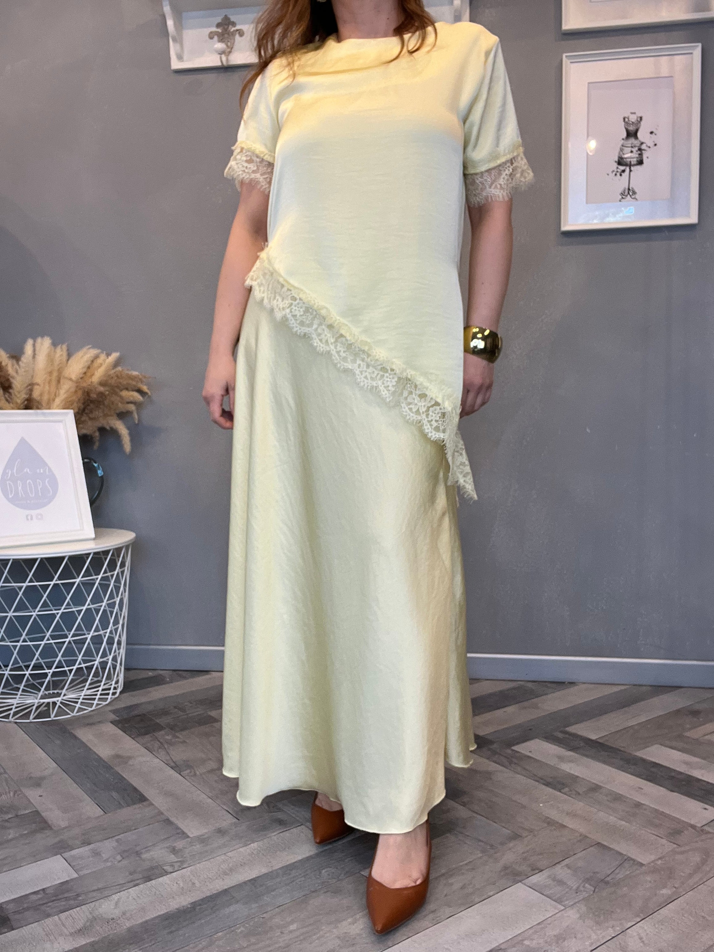 Blusa satin con pizzo giallo pastello