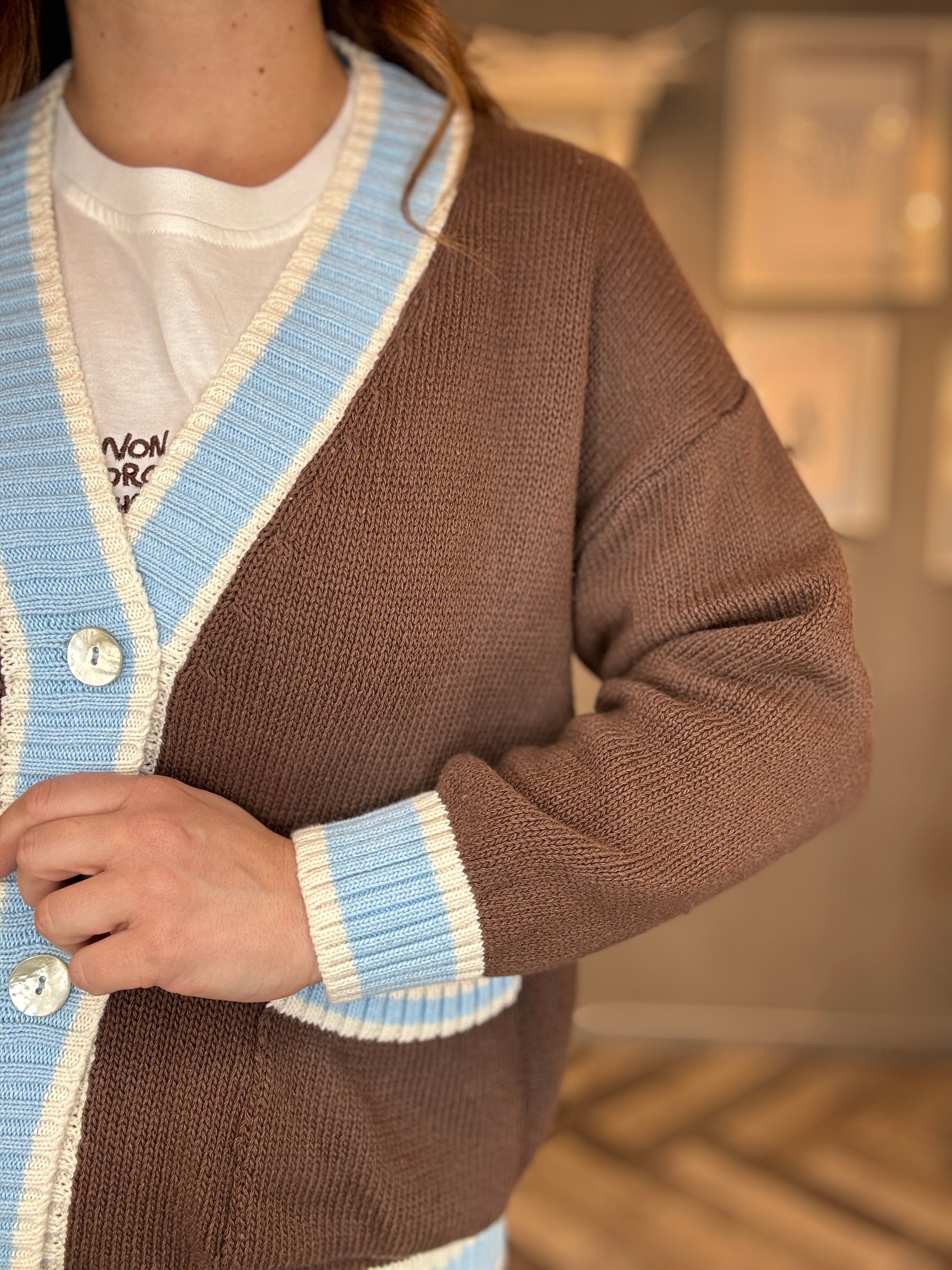 Cardigan cioccolato profili azzurri