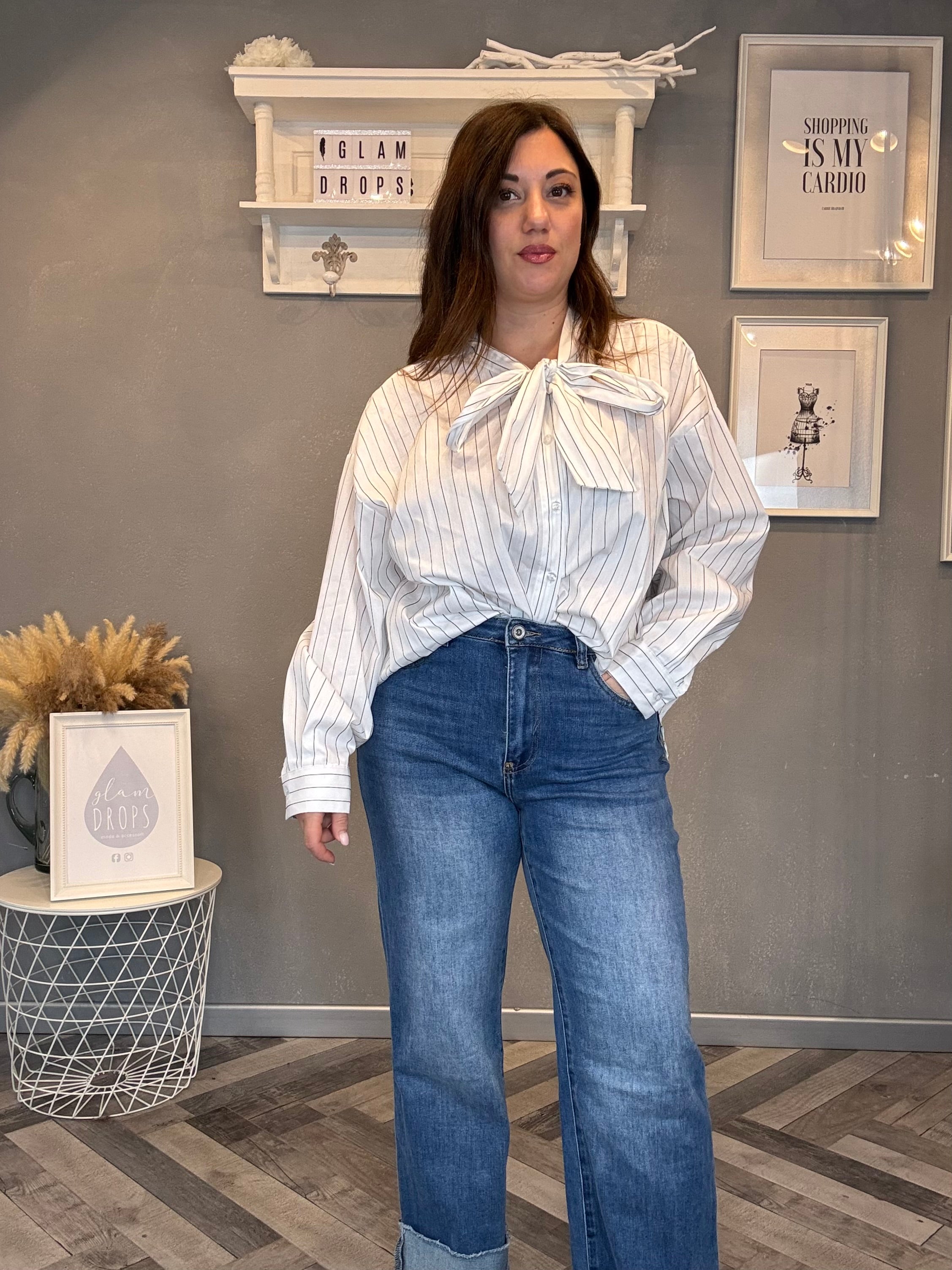 Camicia bianca a righe nere con fiocco