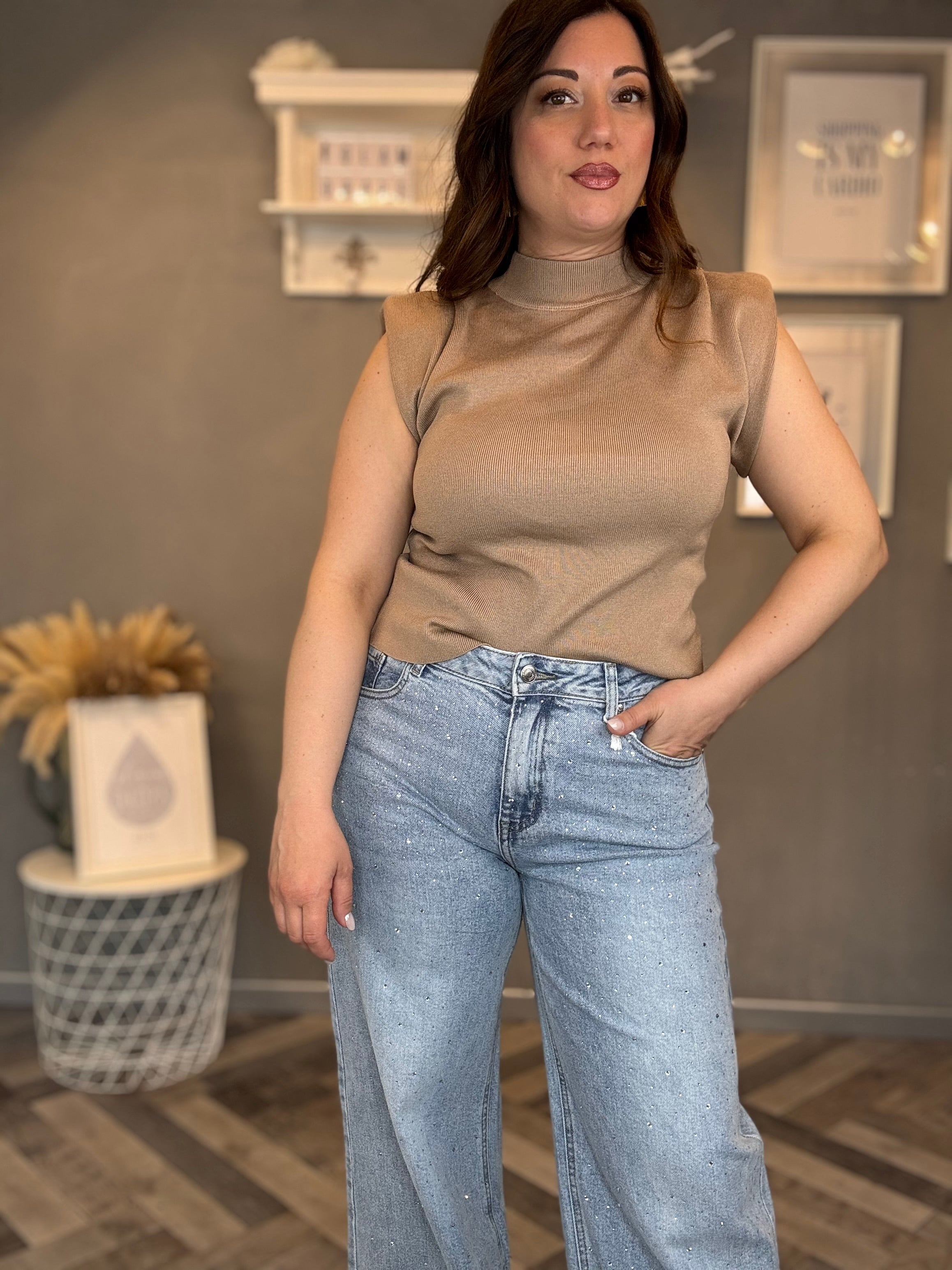 Top smanicato con spalline