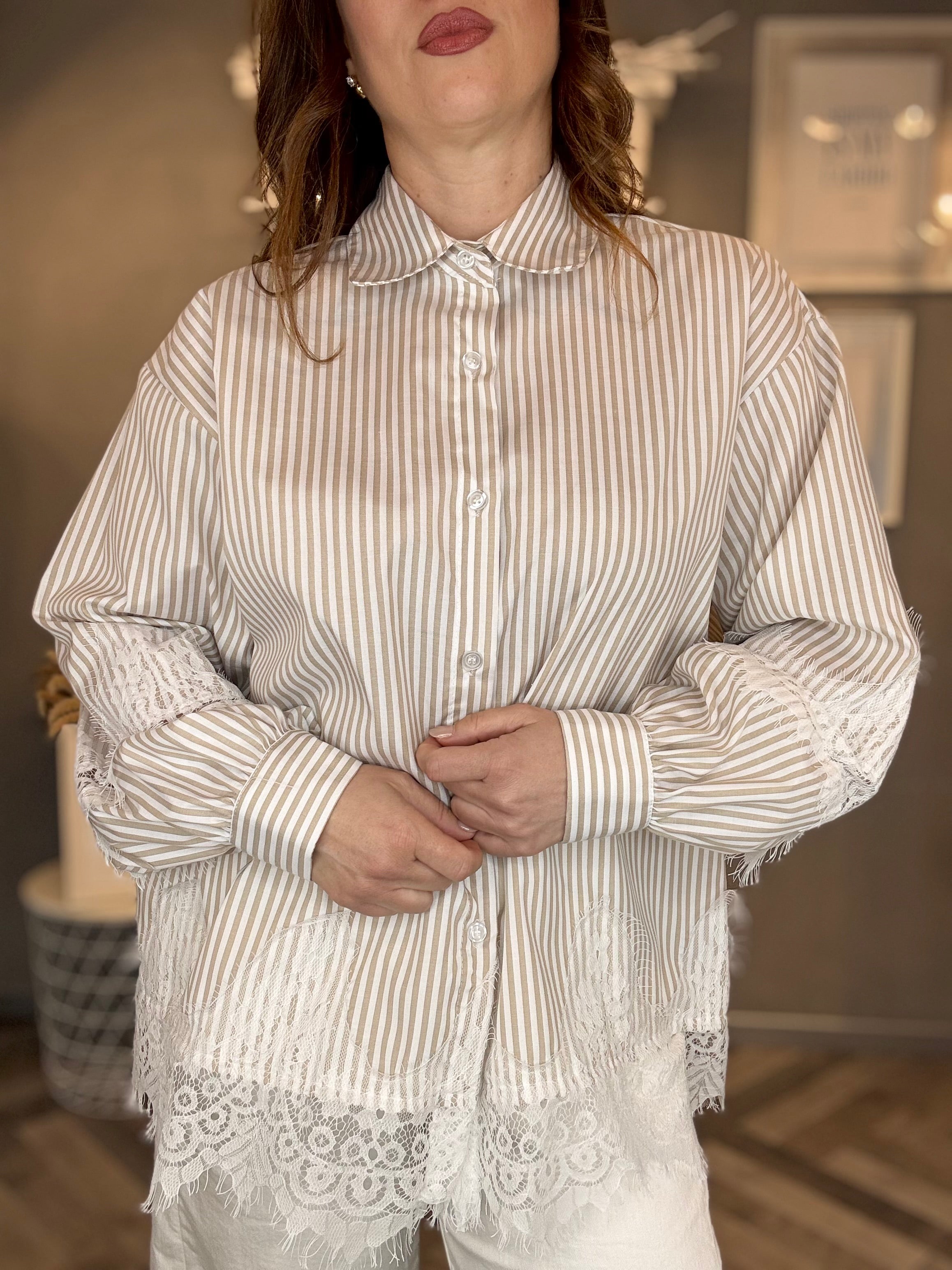 Camicia a righe con pizzo