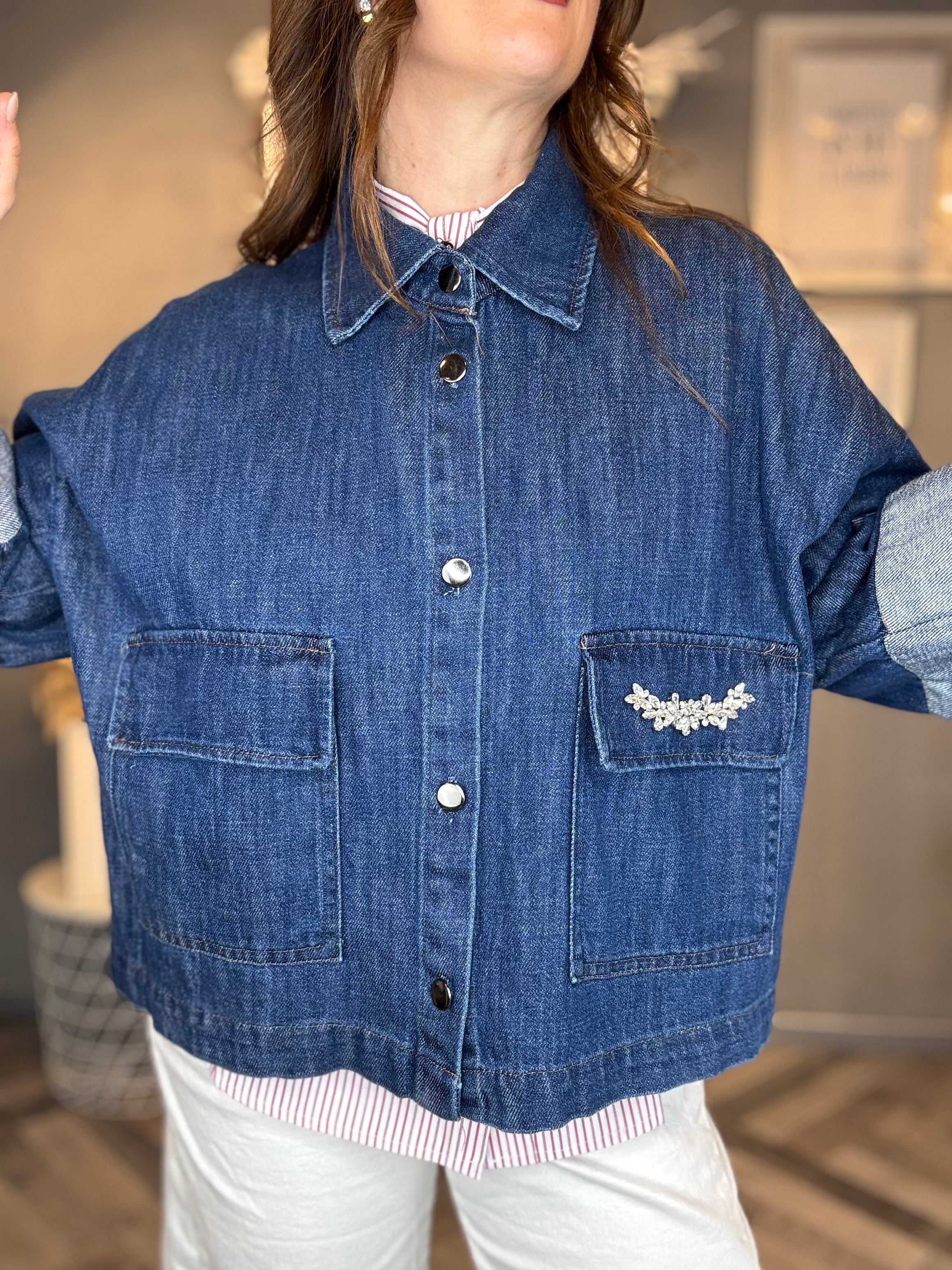 Giacca crop con cabochon denim