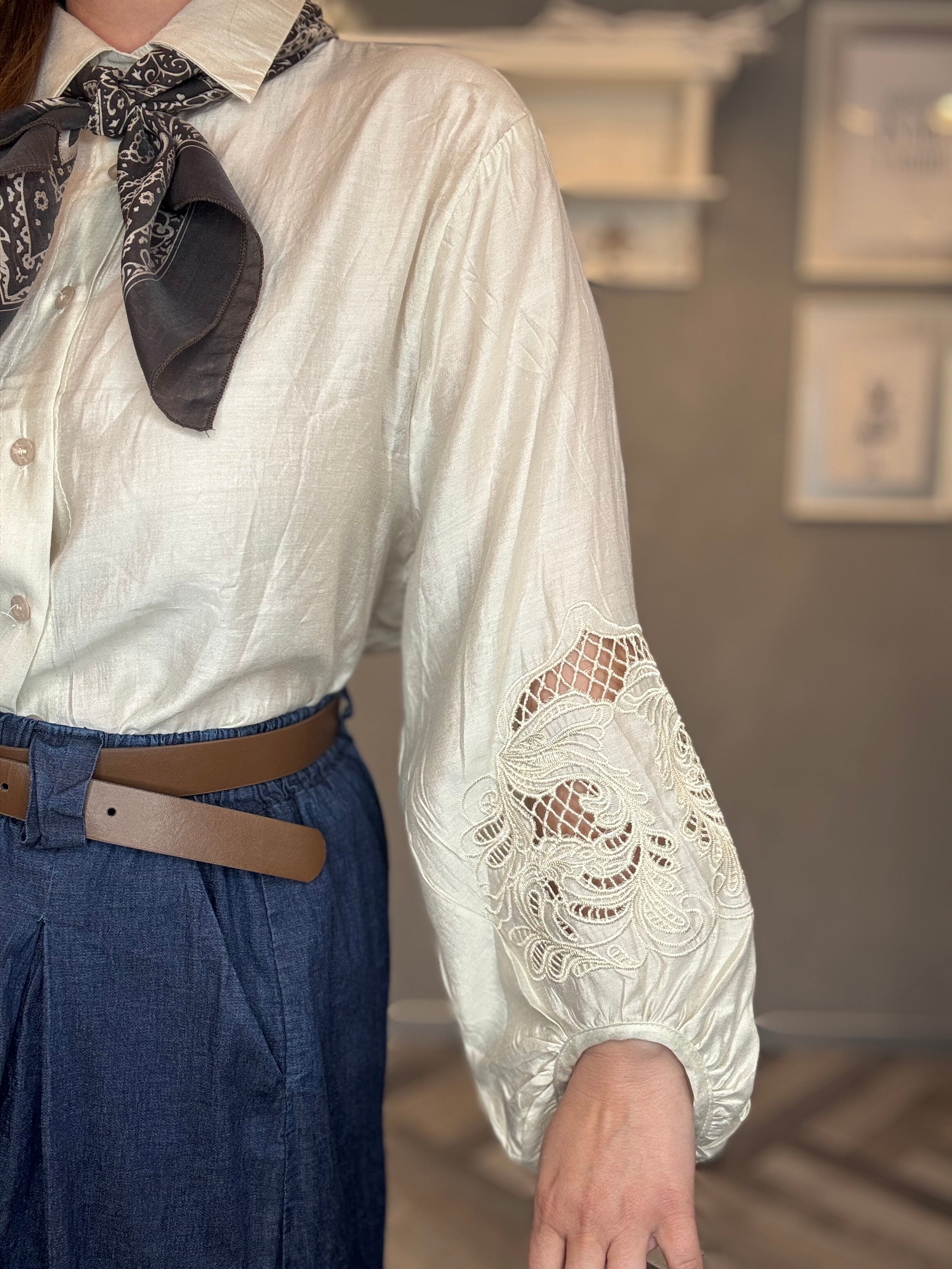 Camicia con ricami traforati