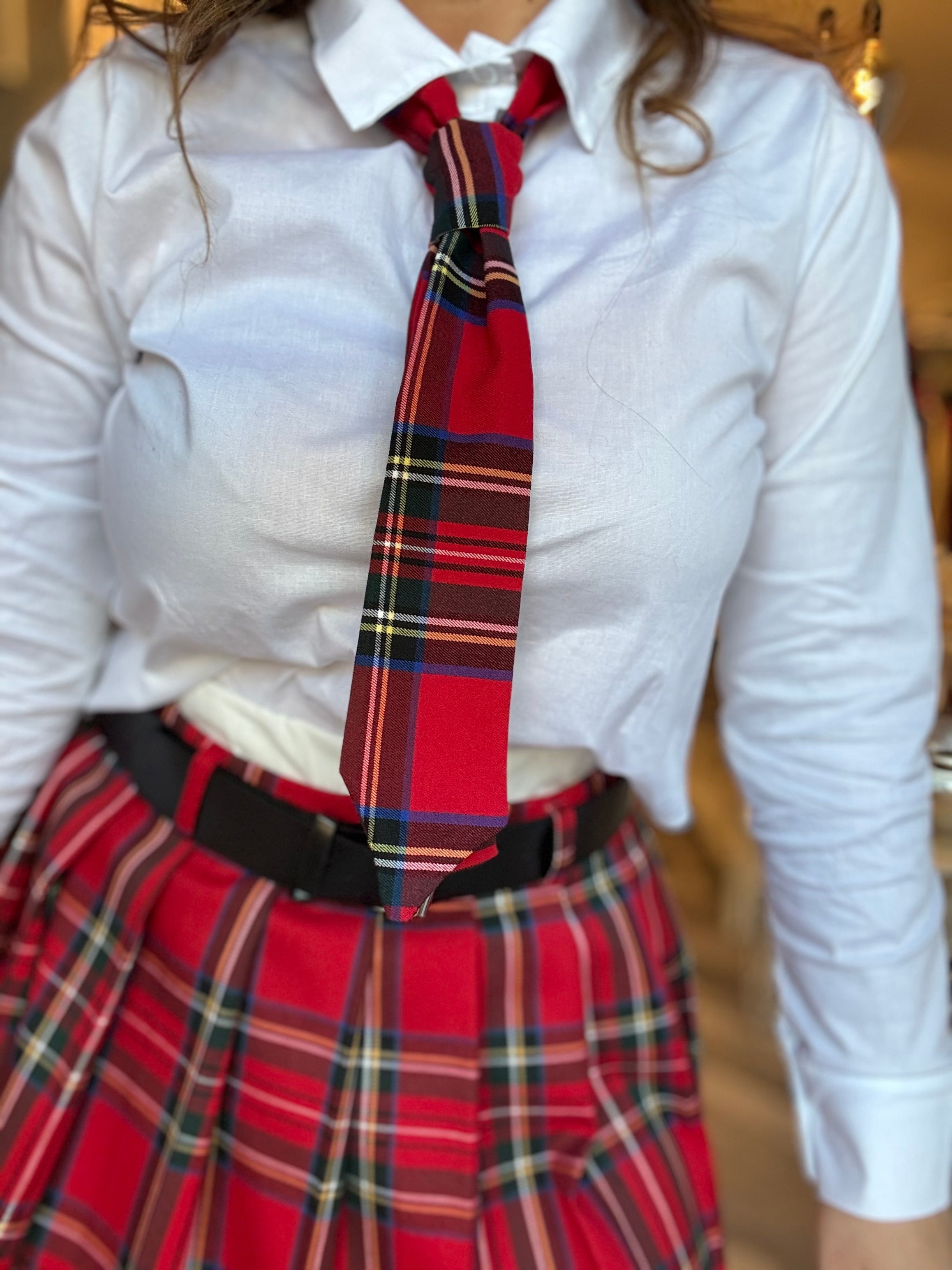 Camicia punto vita con cravatta tartan rossa