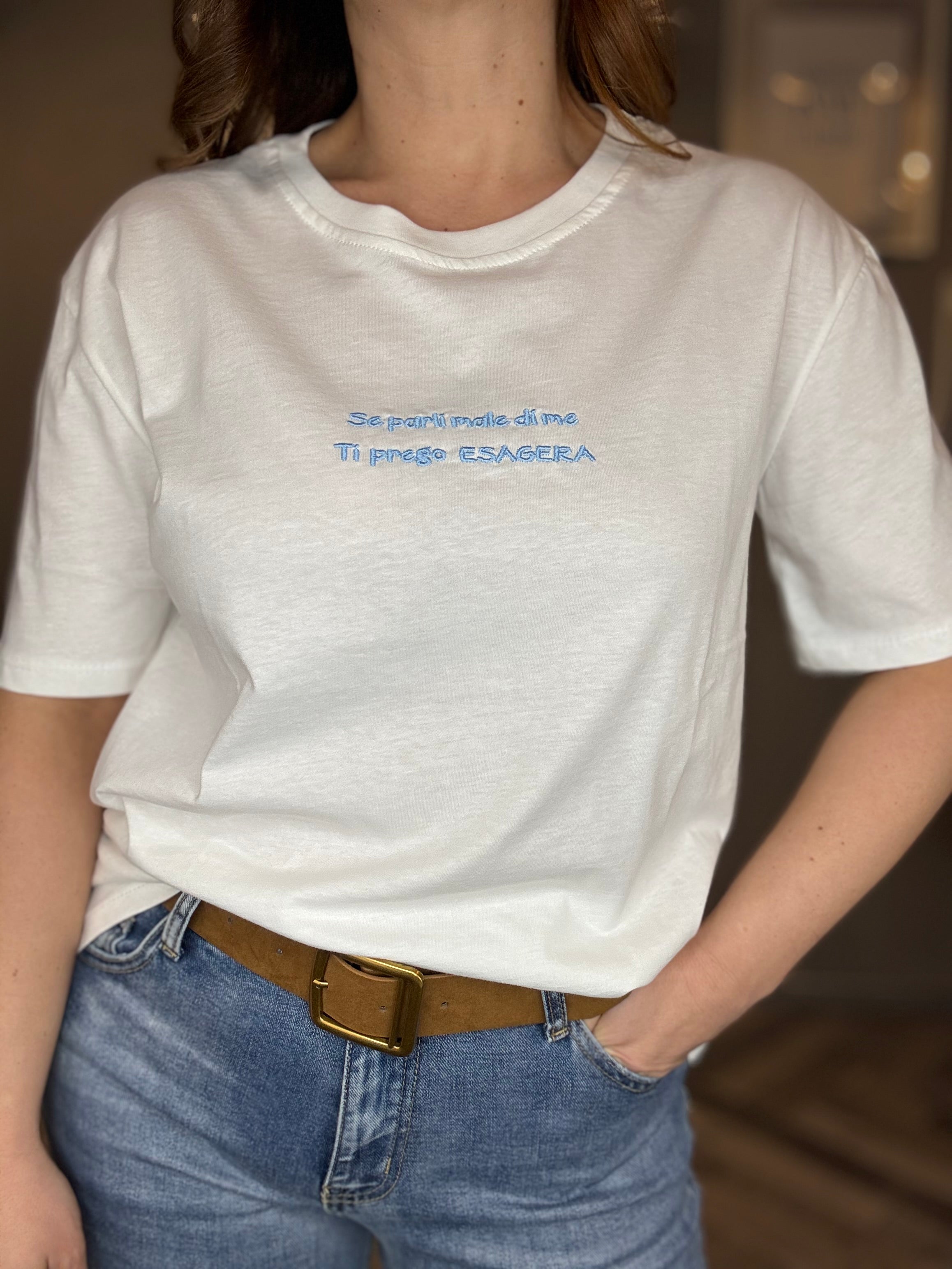 T-shirt Se parli male di me celeste