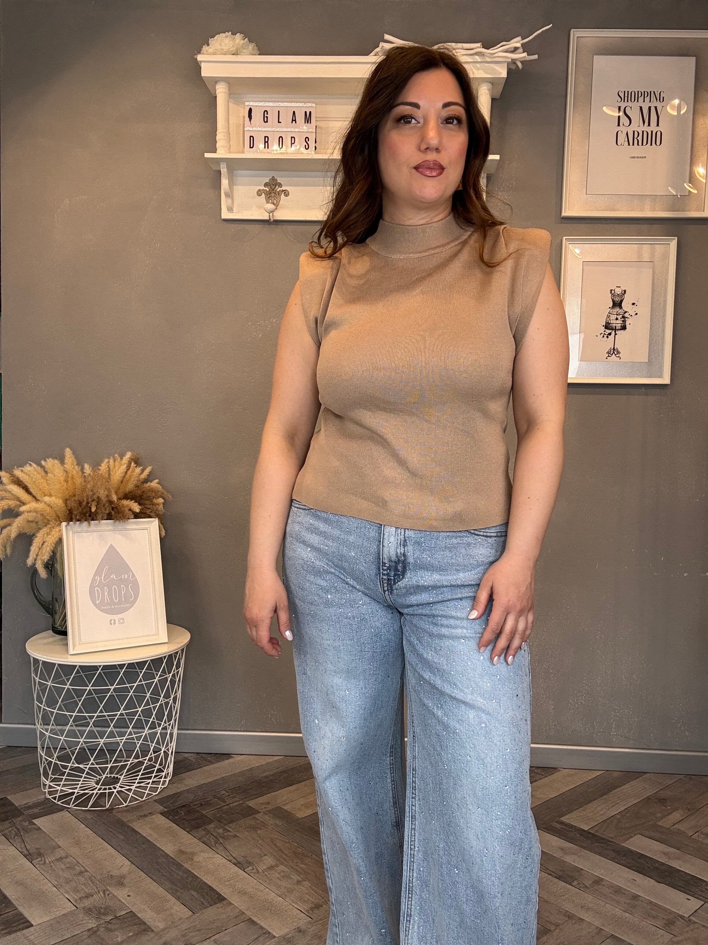 Top smanicato con spalline