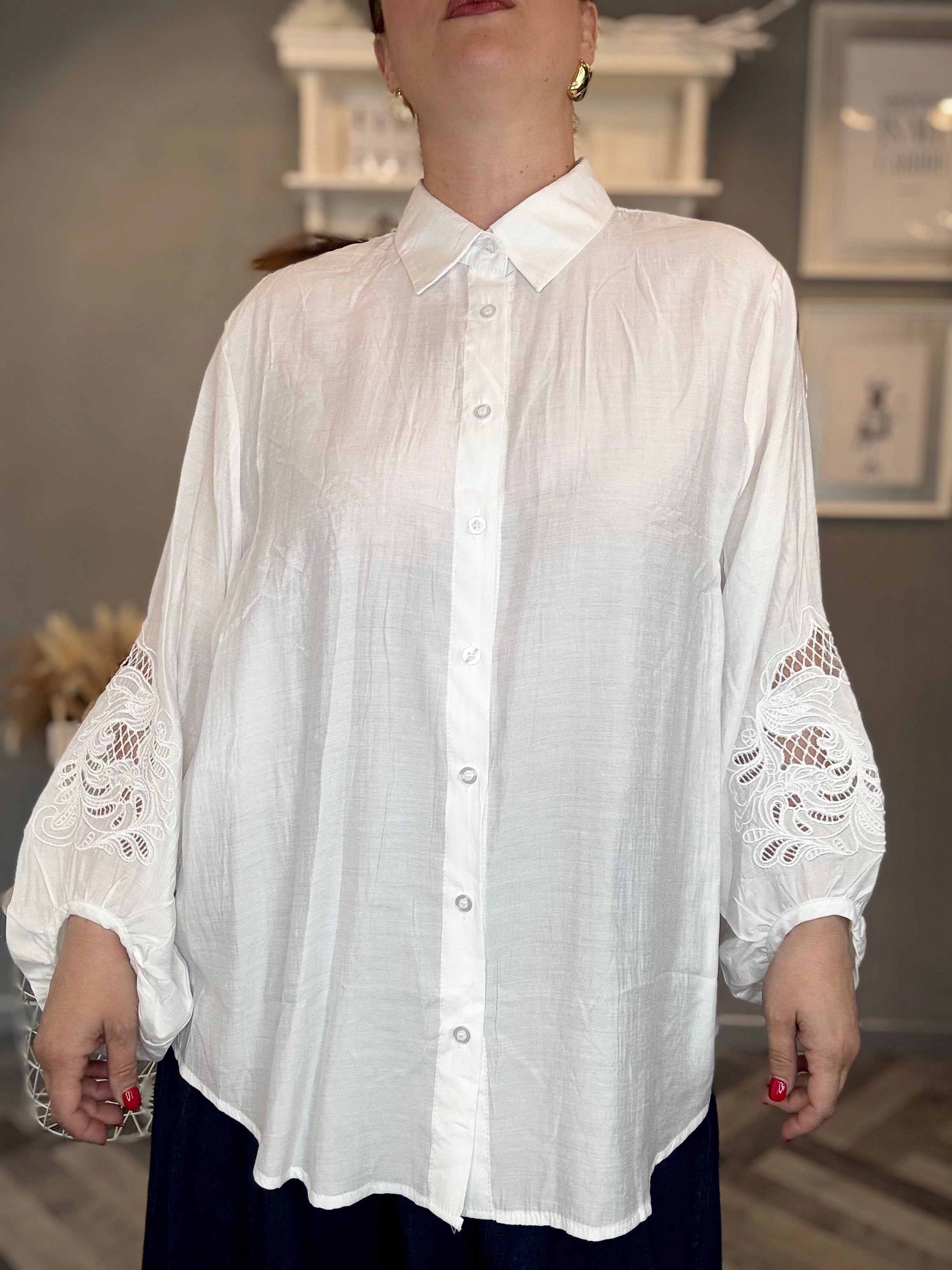 Camicia con ricami traforati