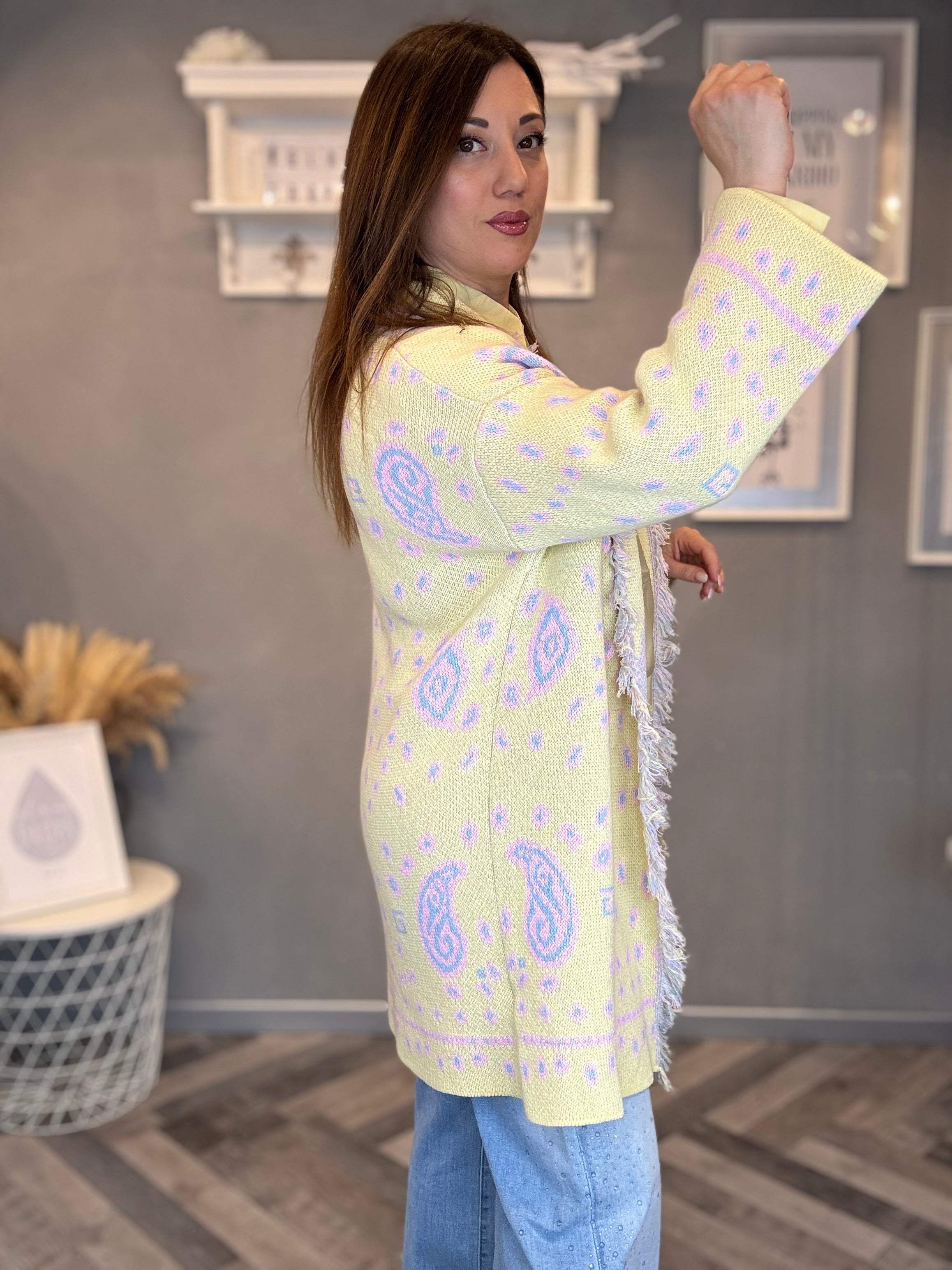Cardigan jacquard giallo pastello con frange