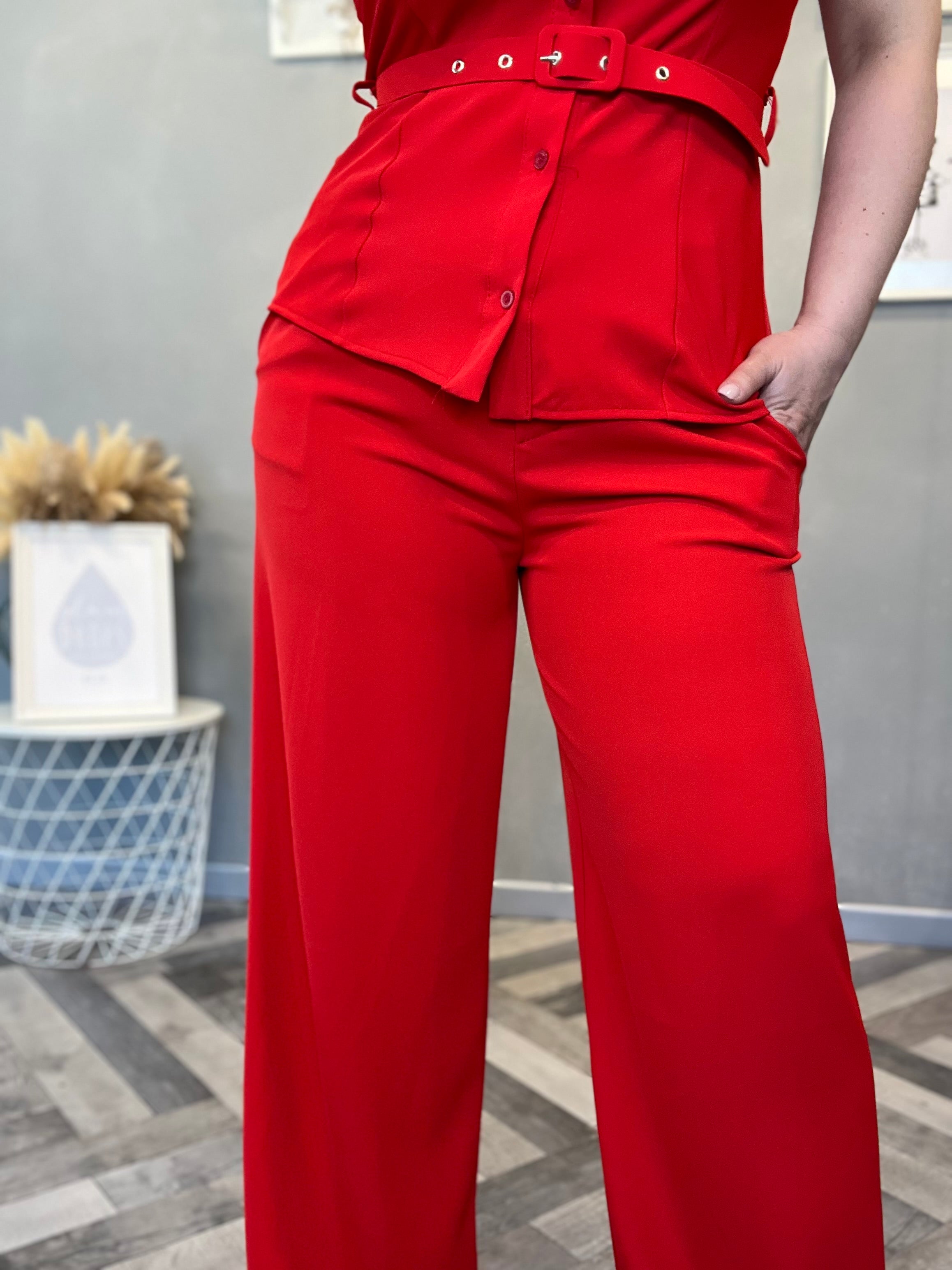 Coordinato smanicato con pantalone palazzo