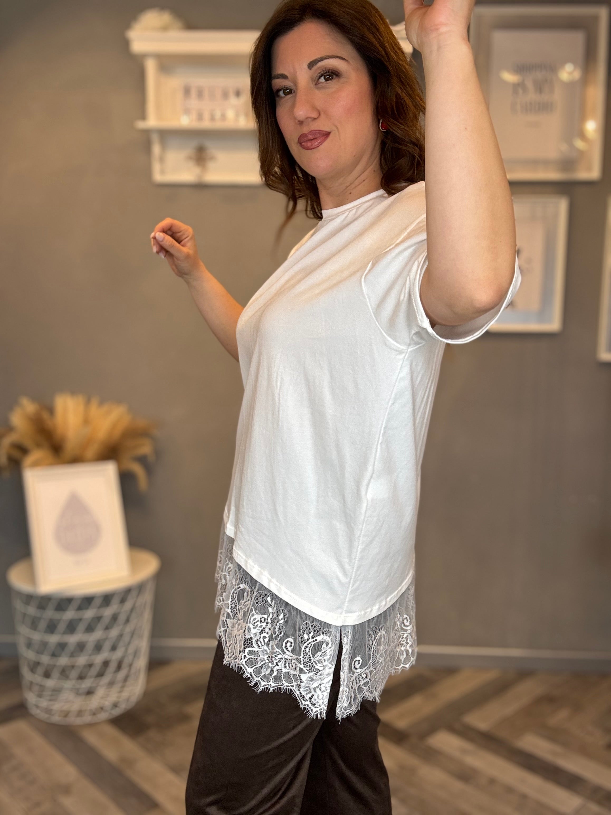 T-shirt bianca over con pizzo