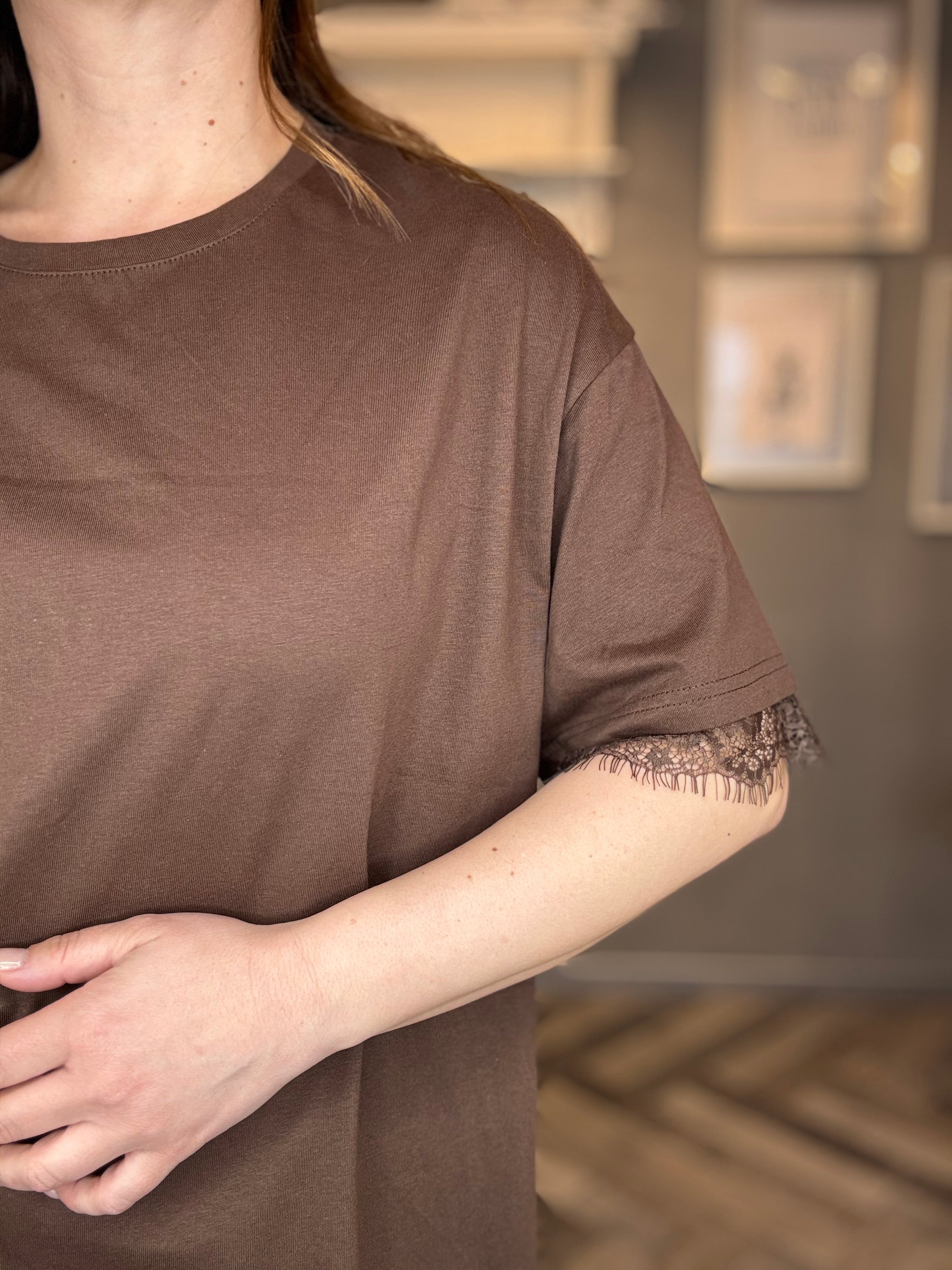 T-shirt over pizzo details cioccolato