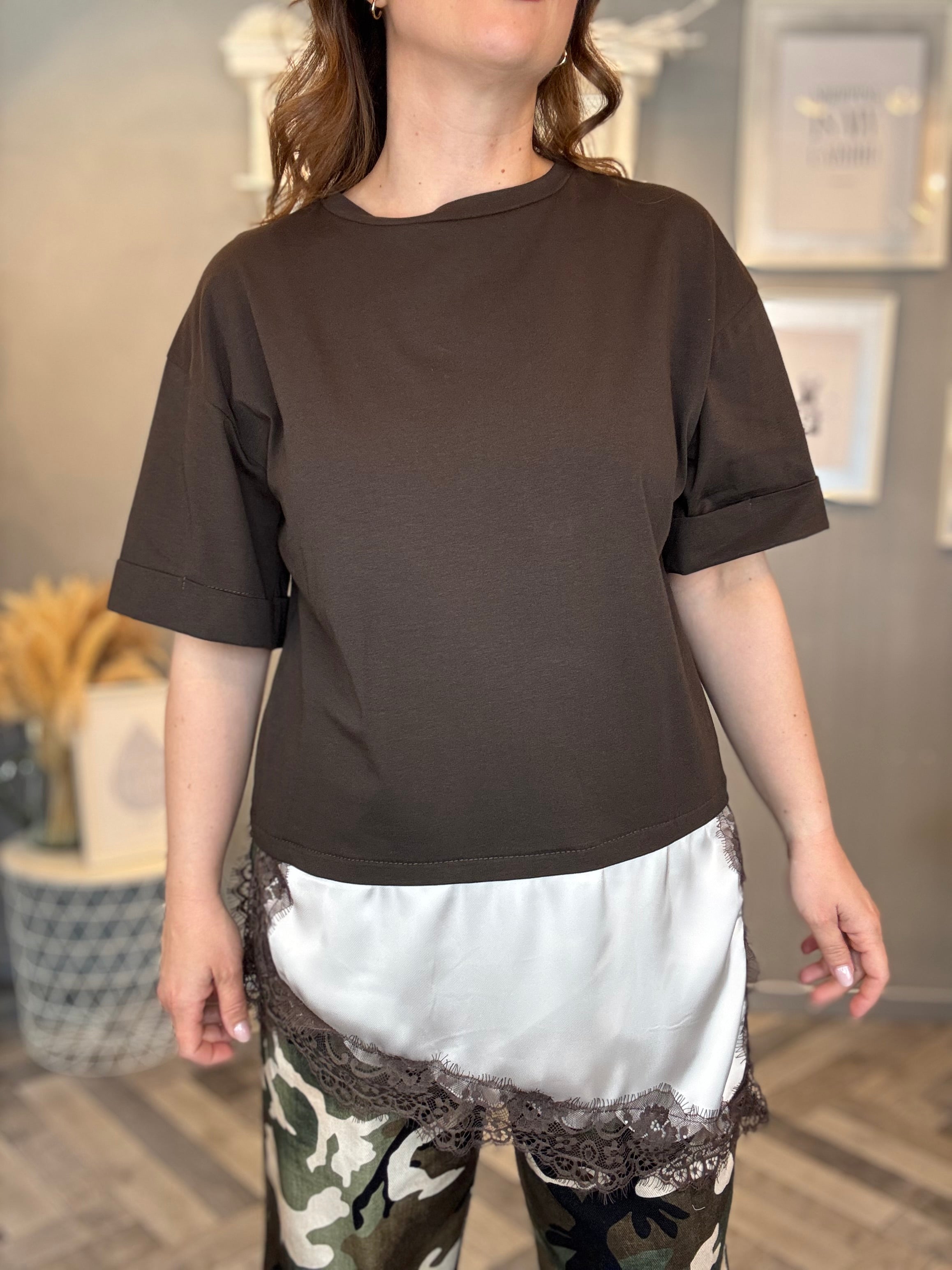 T-shirt moro con satin e pizzo