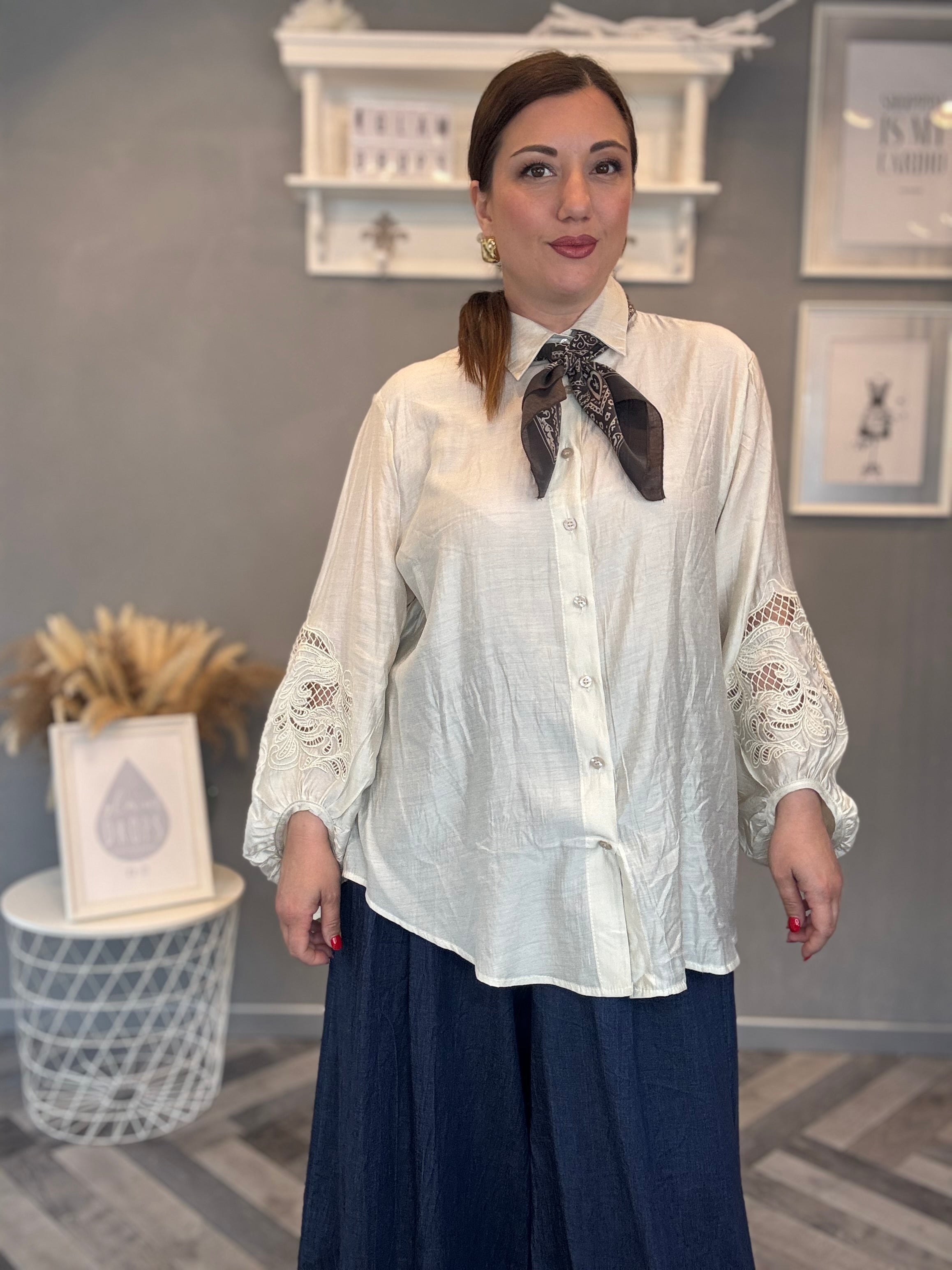 Camicia con ricami traforati
