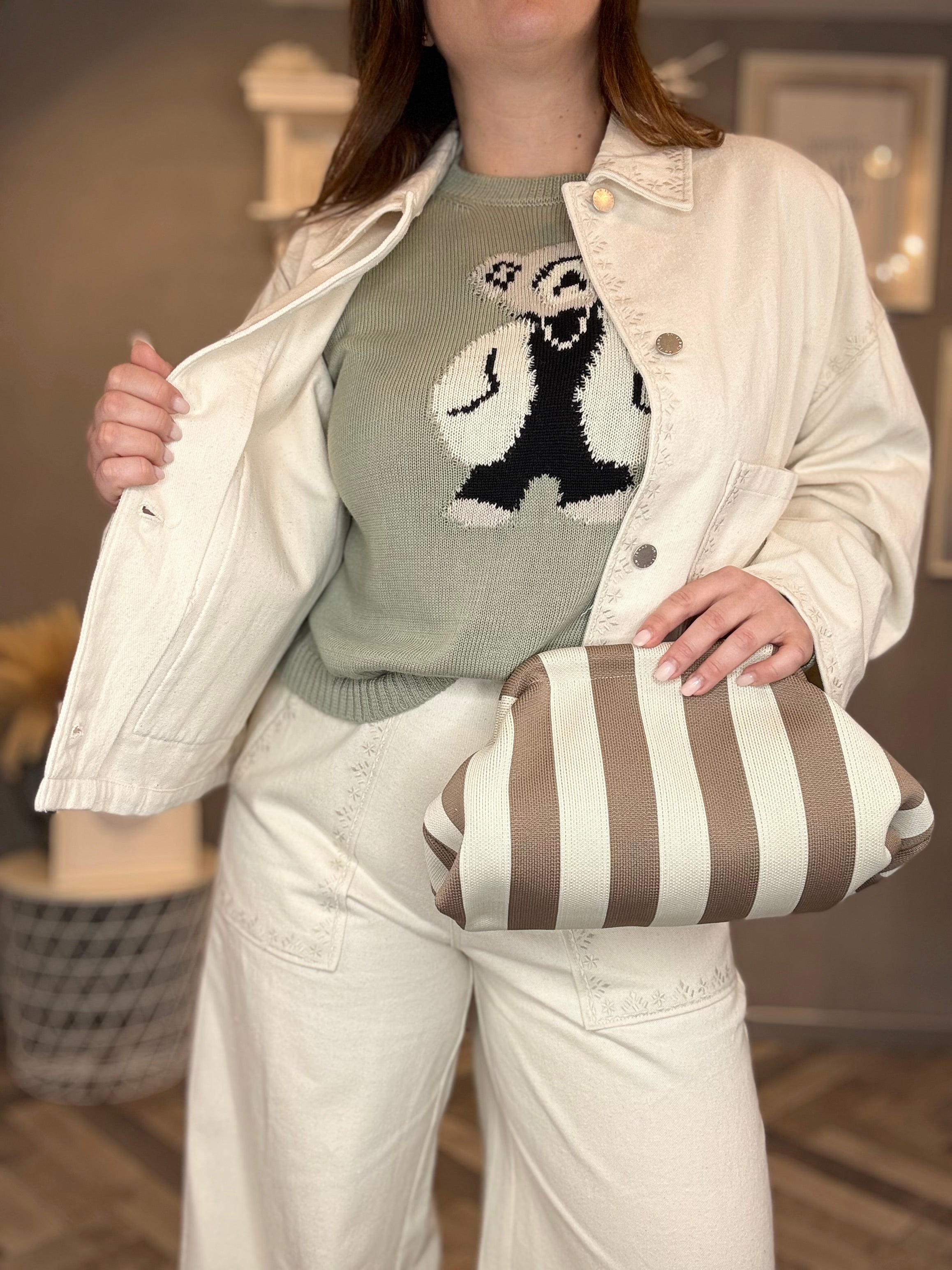 Maglioncino verde salvia con orsetto burro