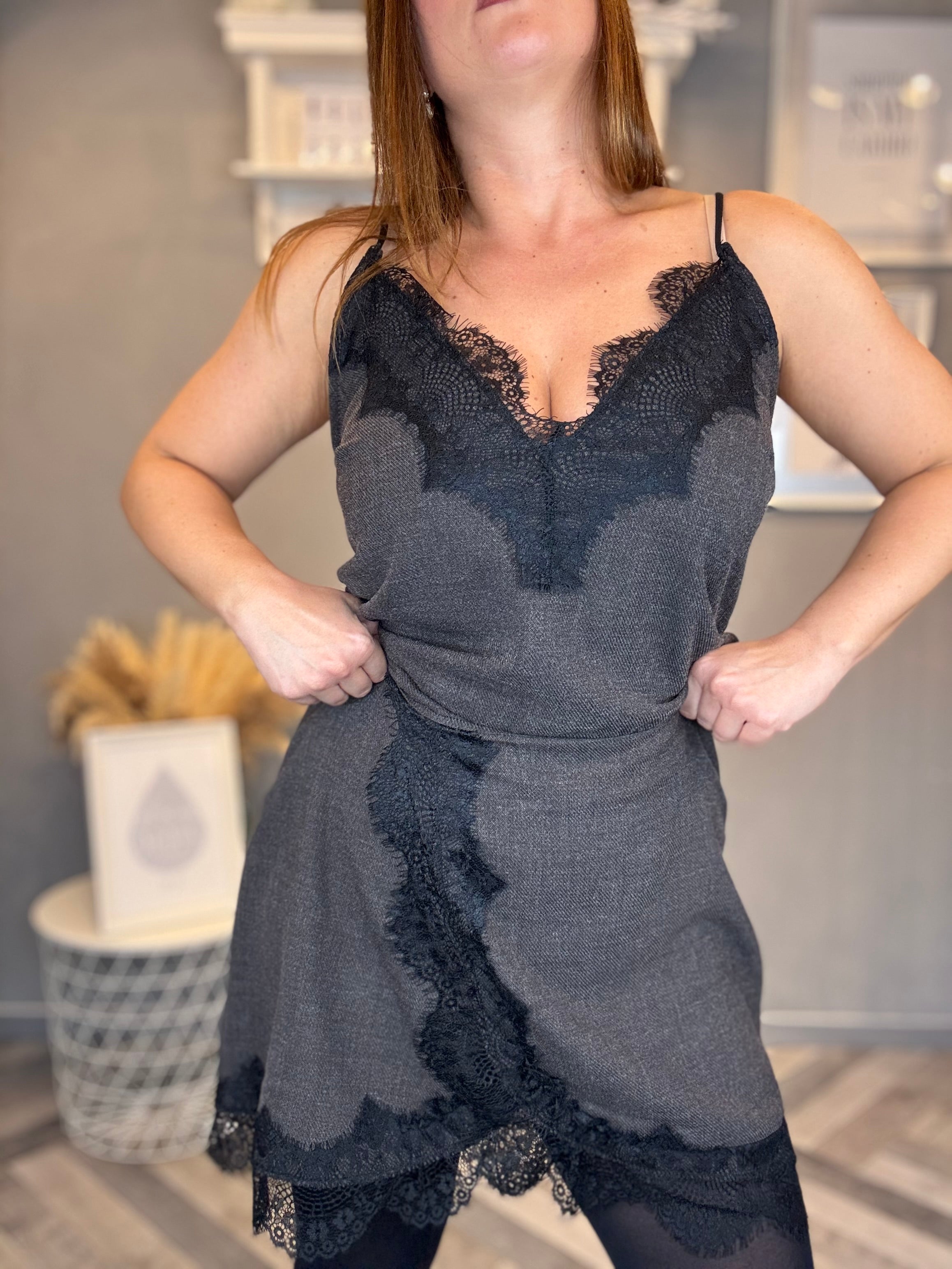 Coordinato caffè con pizzo nero