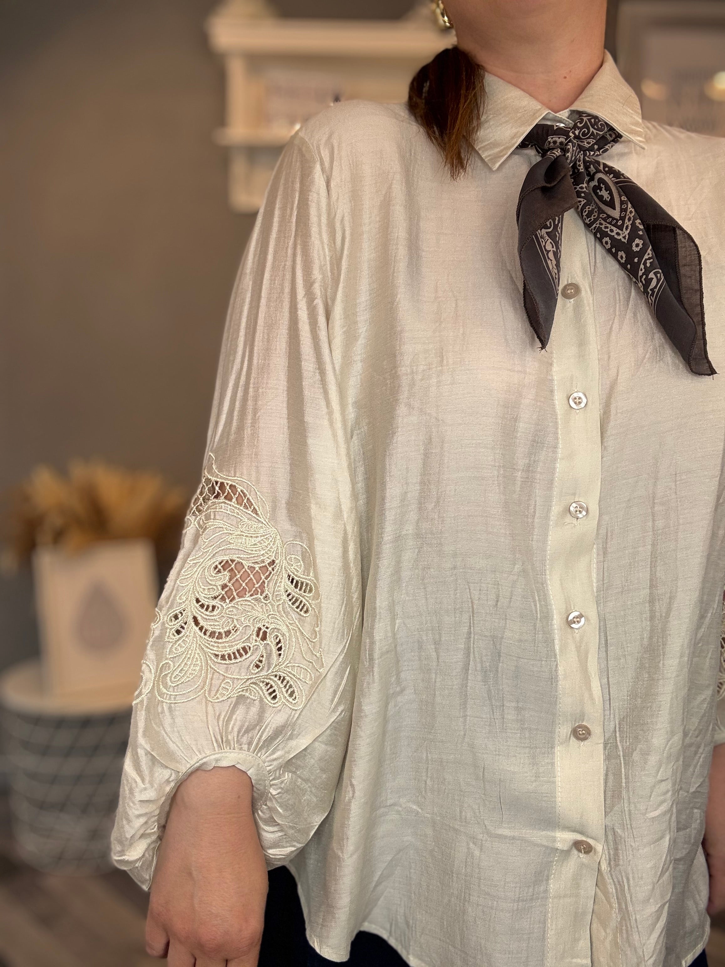 Camicia con ricami traforati