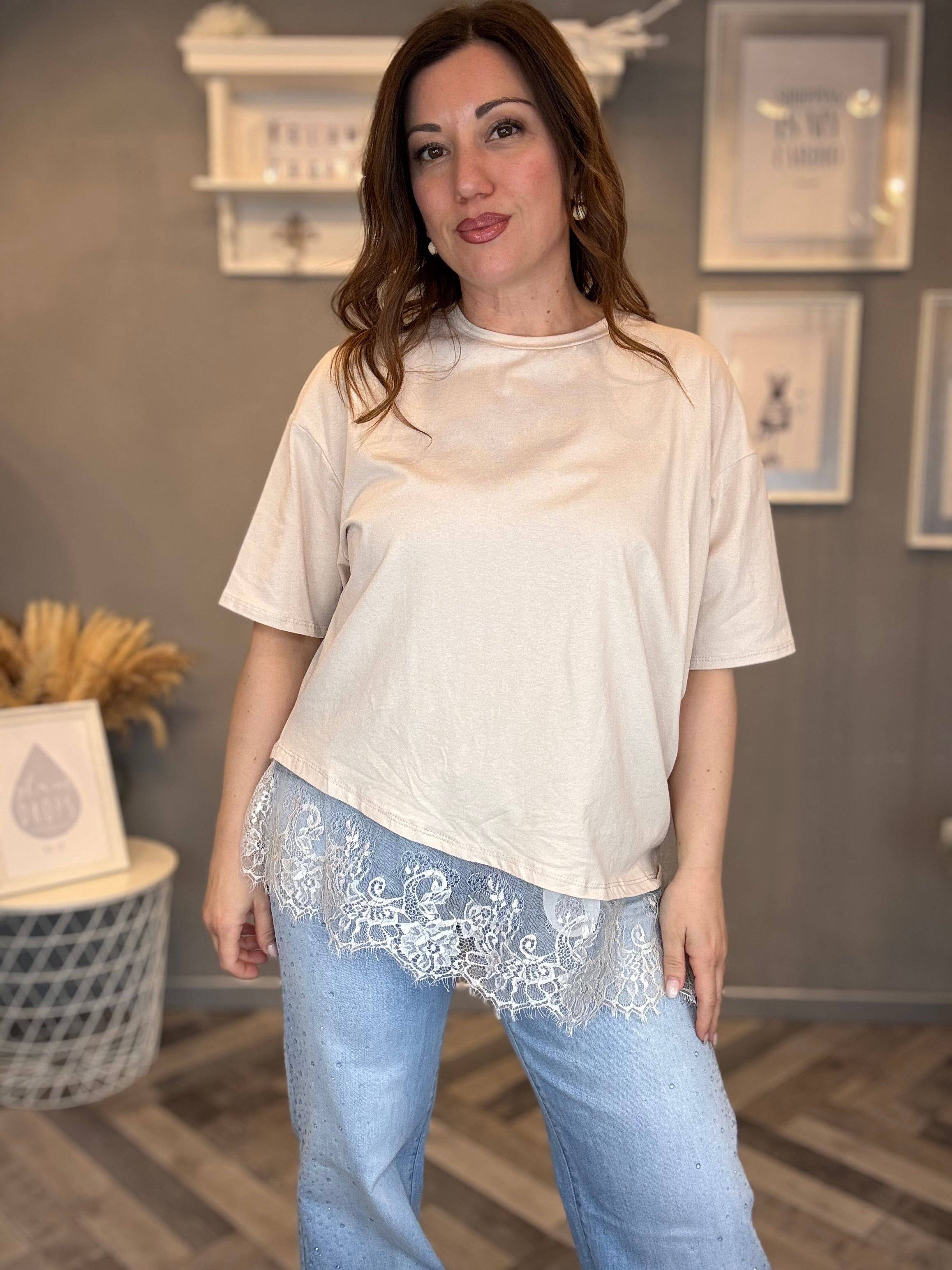 T-shirt beige over con pizzo