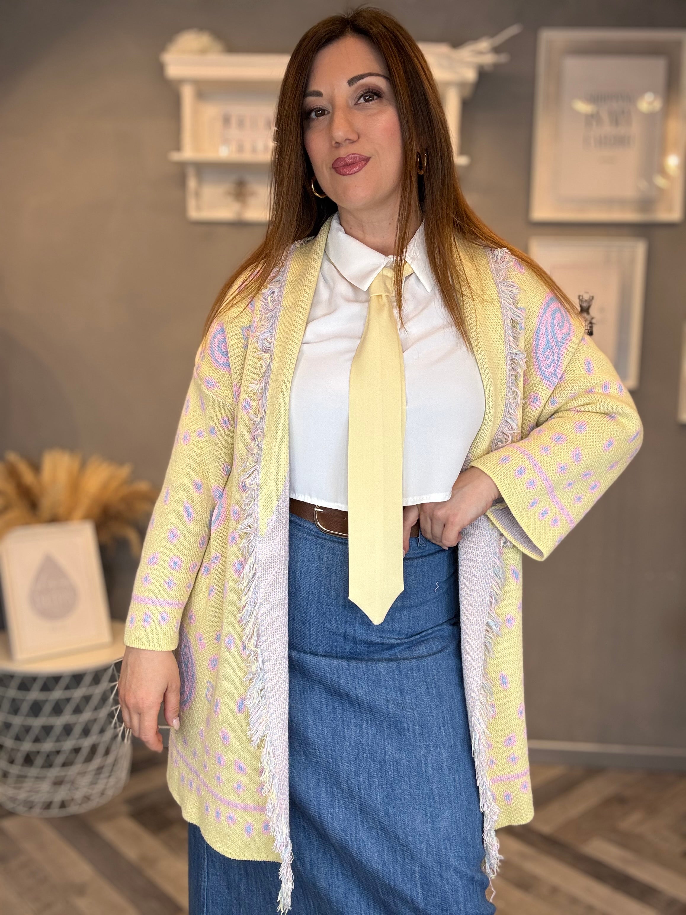 Camicia crop con cravatta gialla