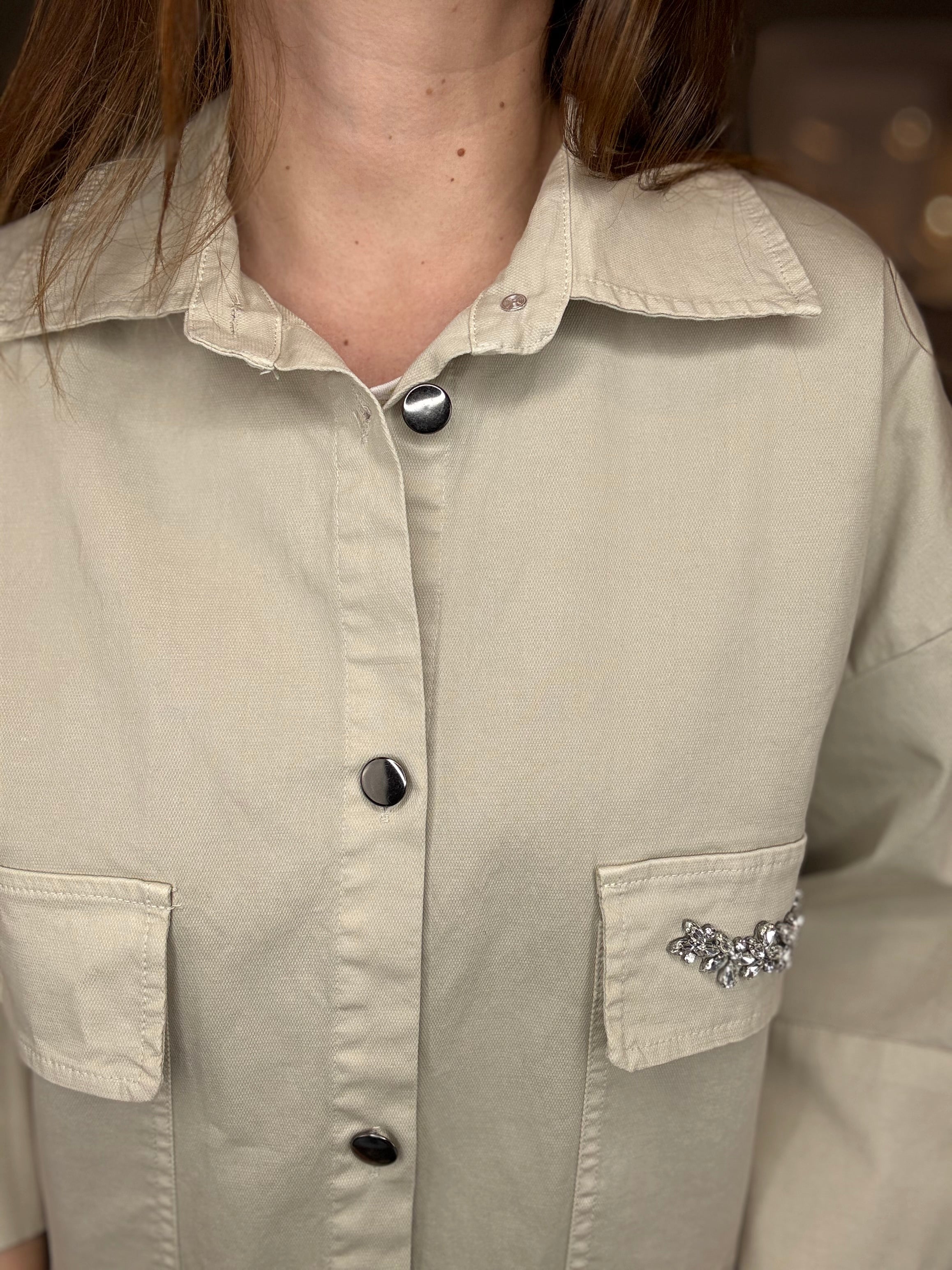Giacca crop con cabochon sabbia