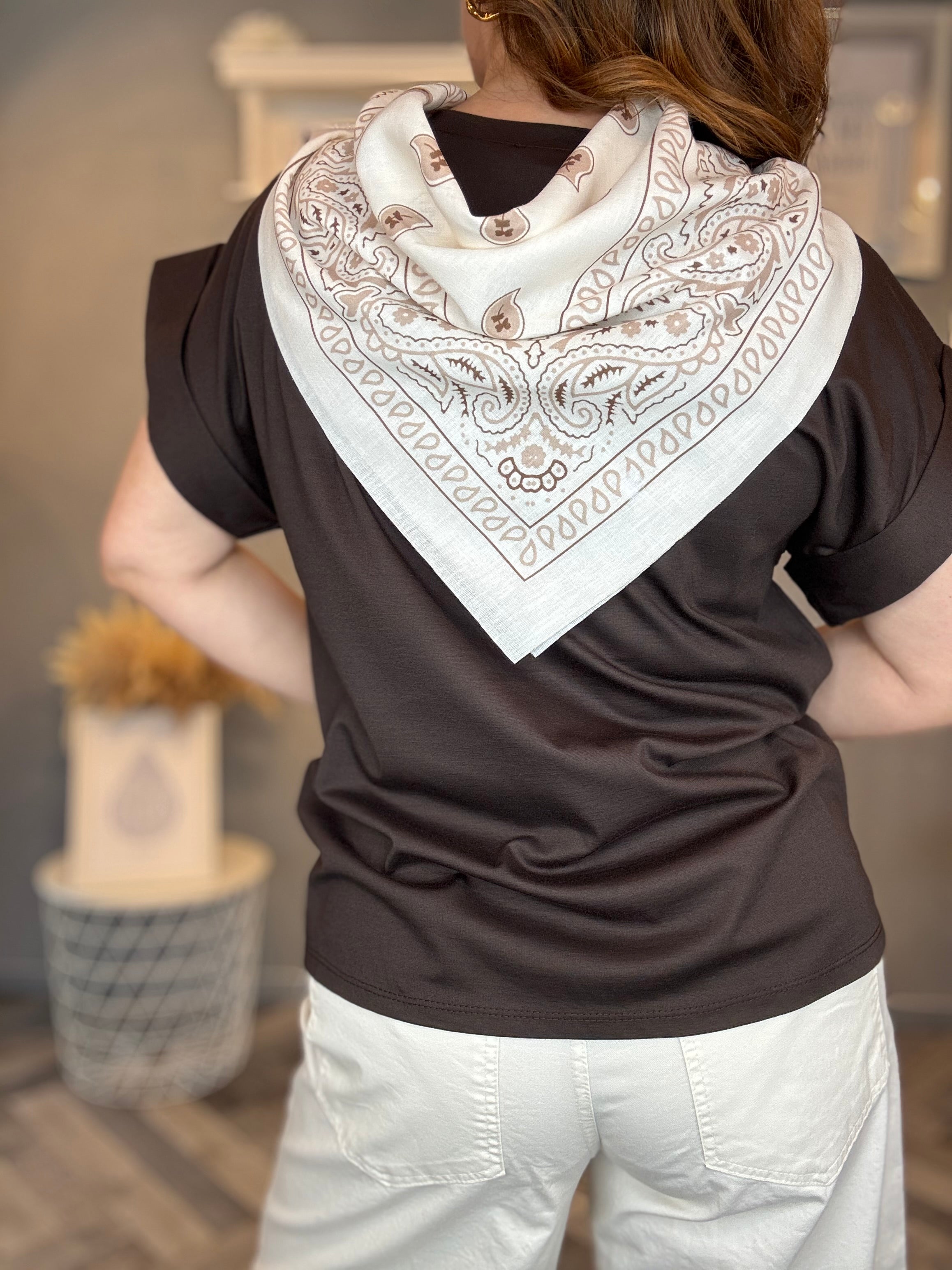 T-shirt moro con foulard bandana