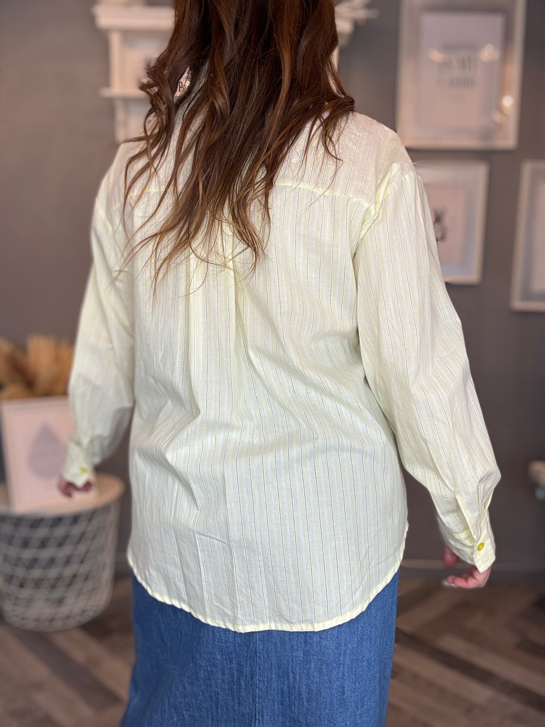 Camicia giallo pastello a righe con applicazioni gioiello
