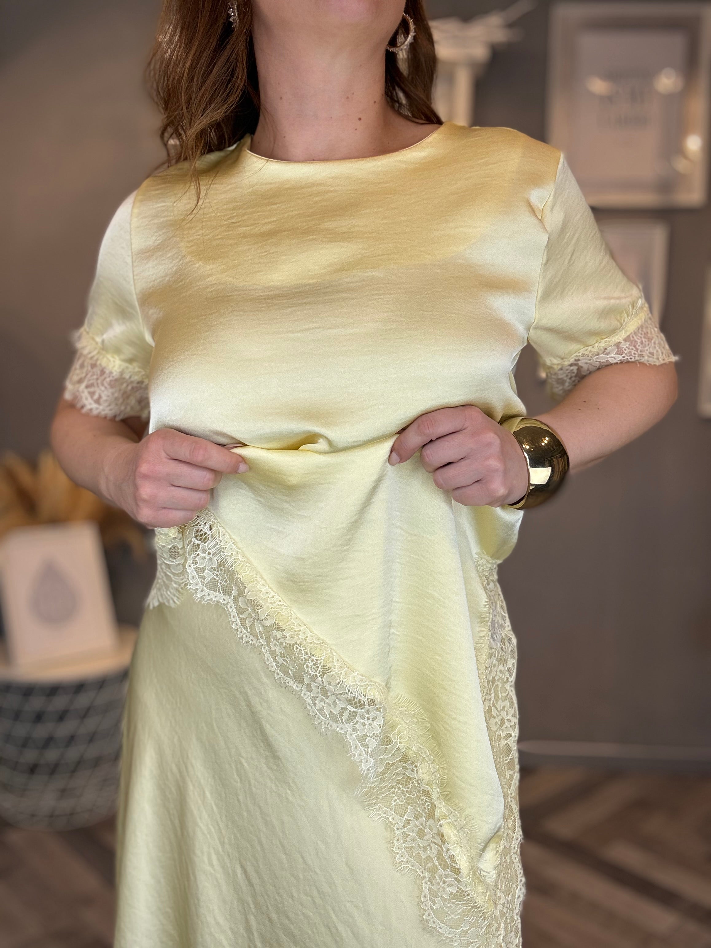 Blusa satin con pizzo giallo pastello
