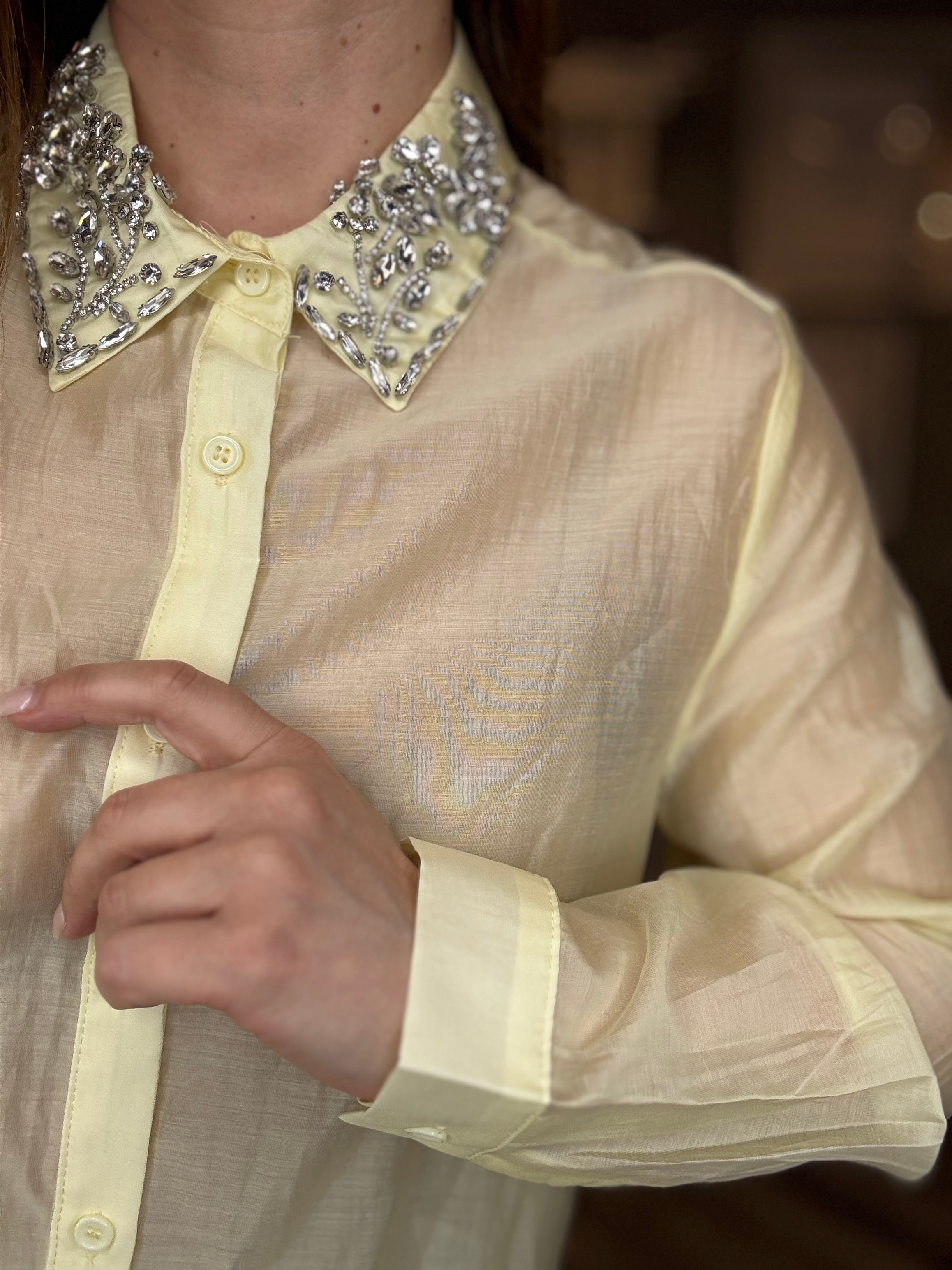 Camicia giallo pastello collo gioiello