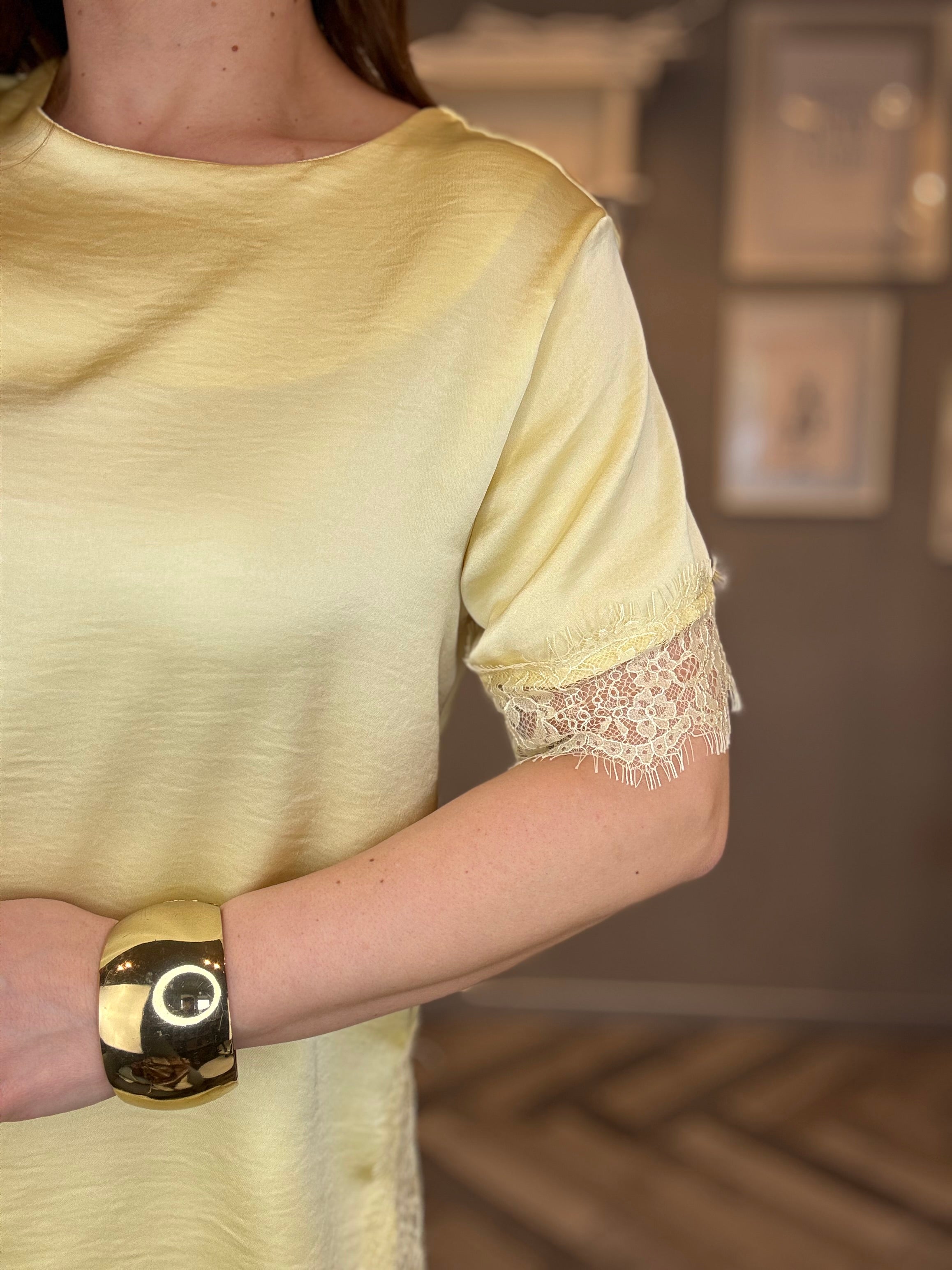 Blusa satin con pizzo giallo pastello
