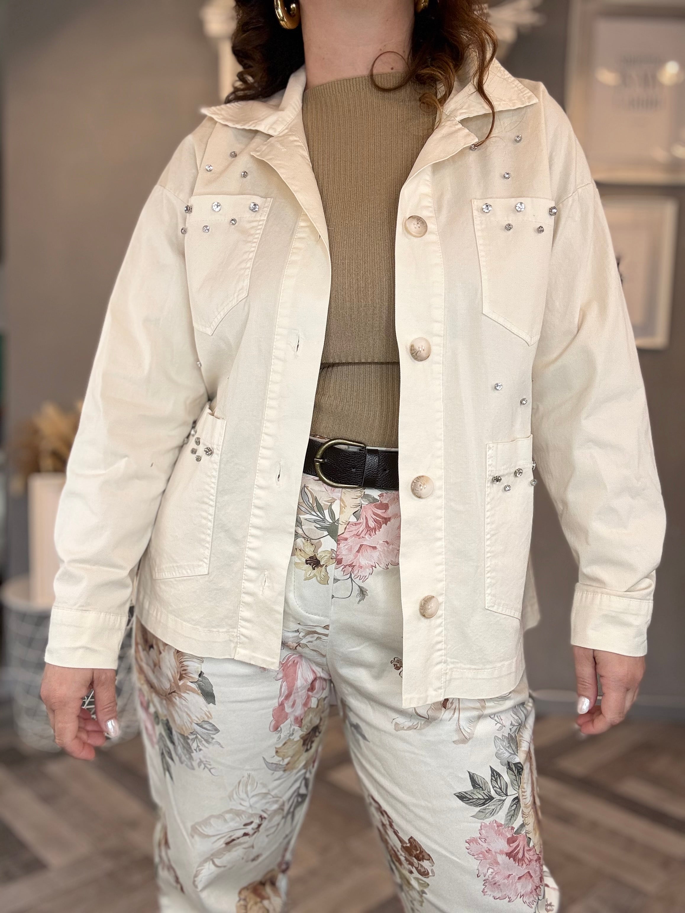 Giacca utility burro con dettagli gioiello