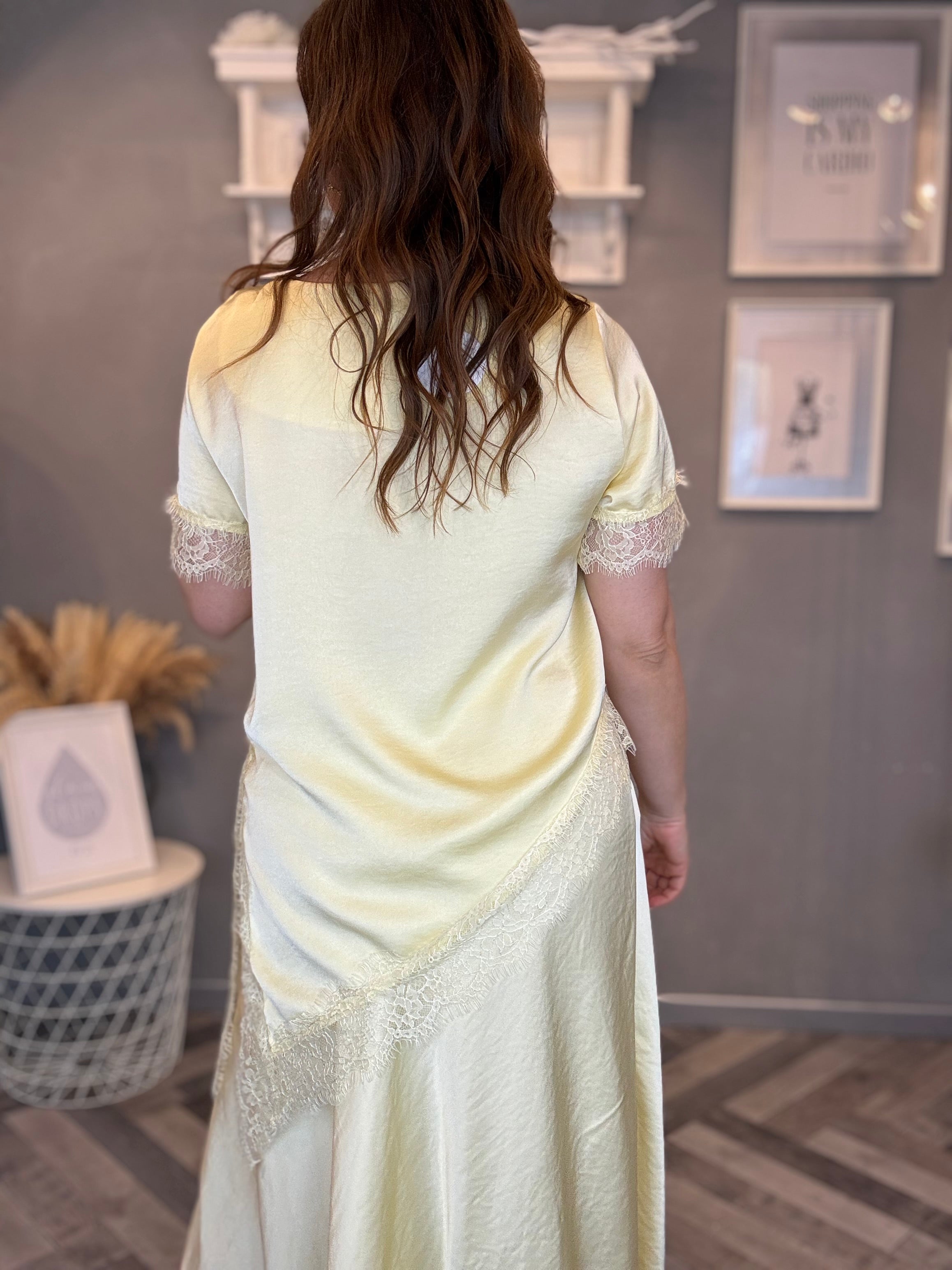 Blusa satin con pizzo giallo pastello