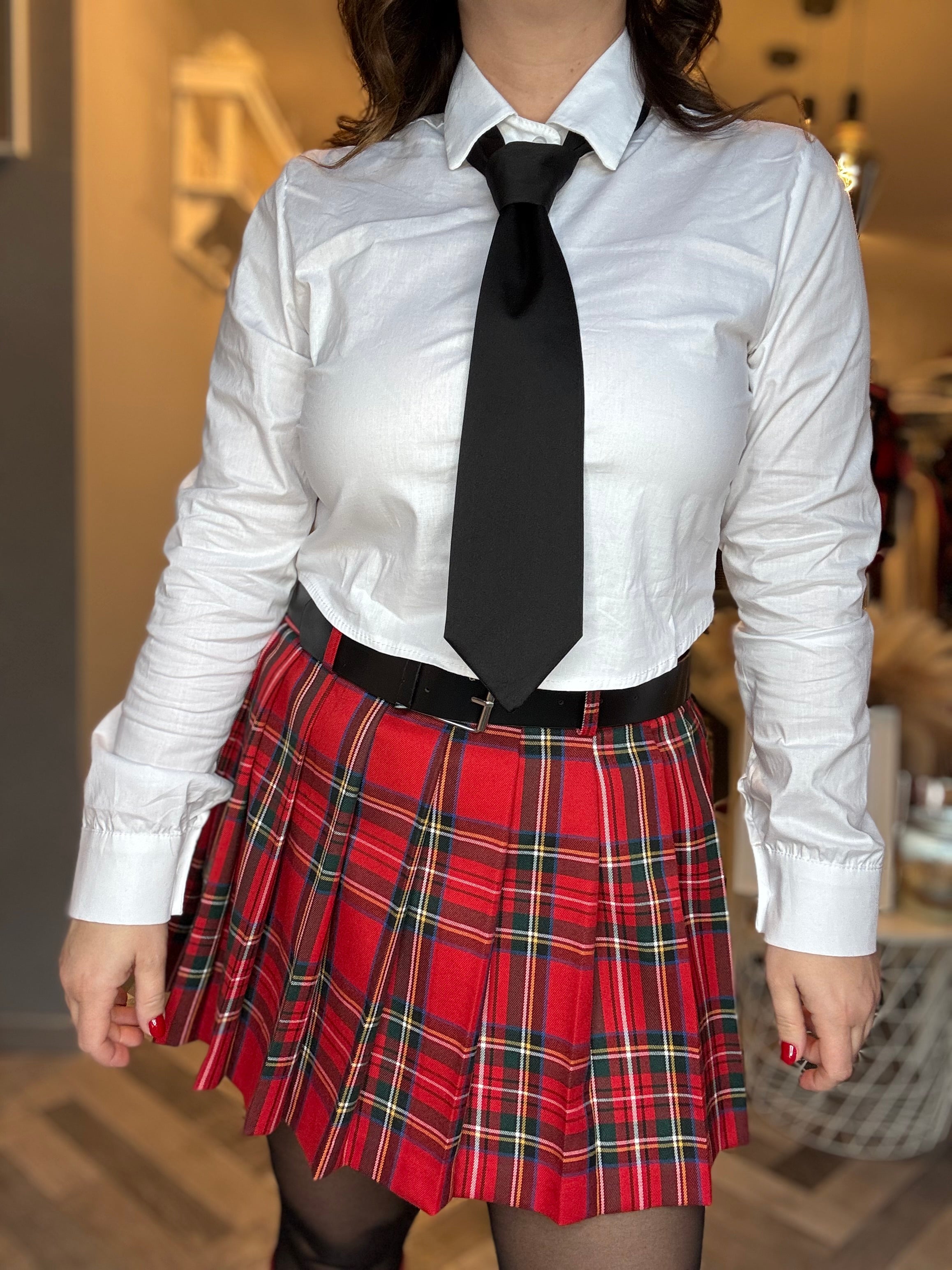 Camicia crop con cravatta nera