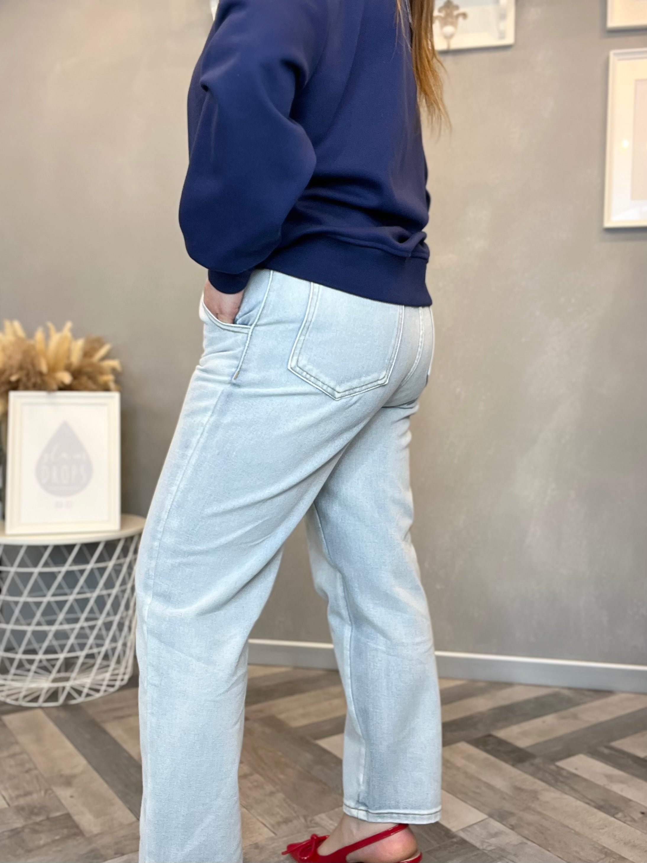 Jeans mom fit con bottoni gioiello lavaggio chiaro