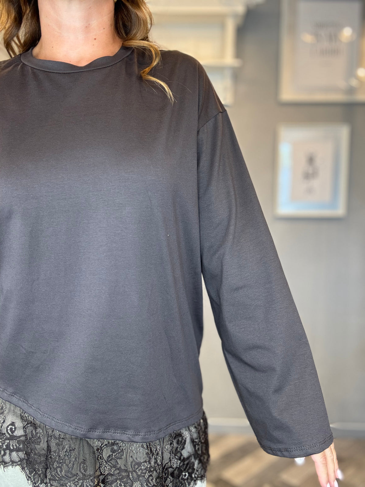 T-shirt asimmetrica con pizzo moro