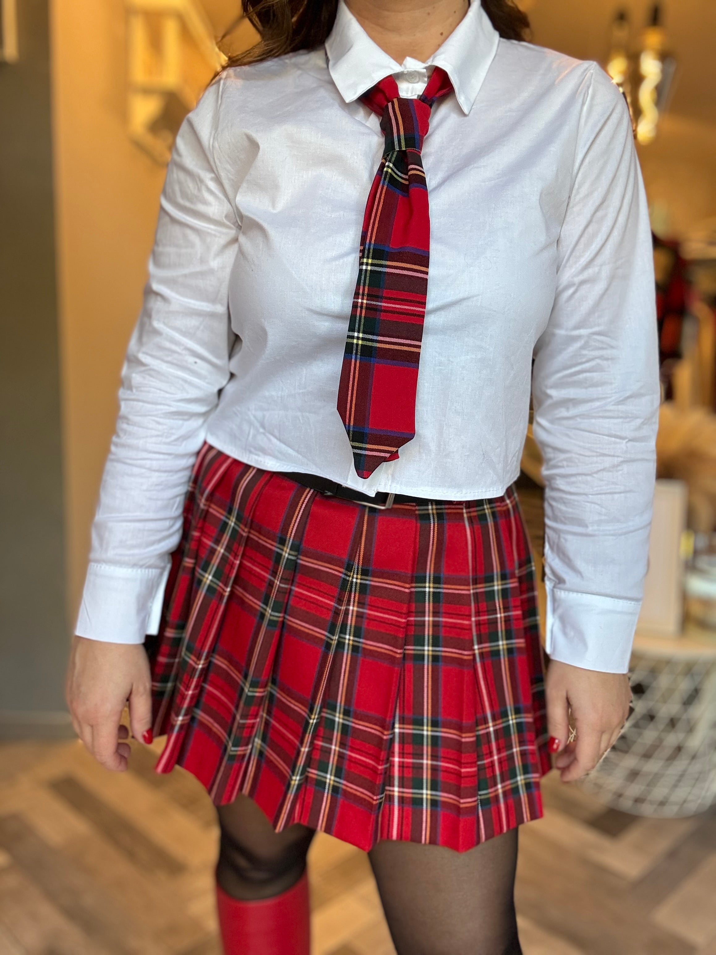 Camicia punto vita con cravatta tartan rossa