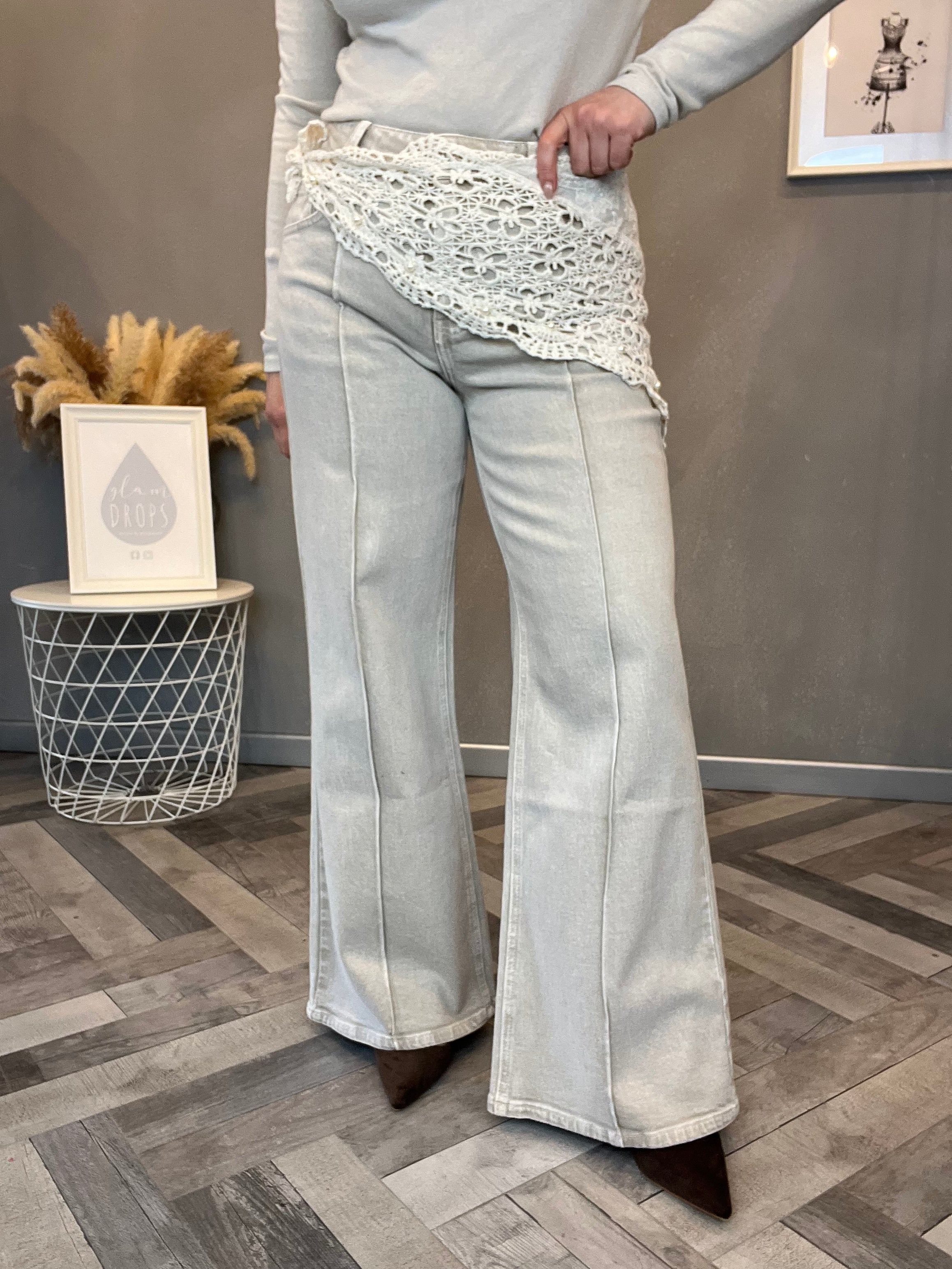 Jeans grigio sabbiato con foulard