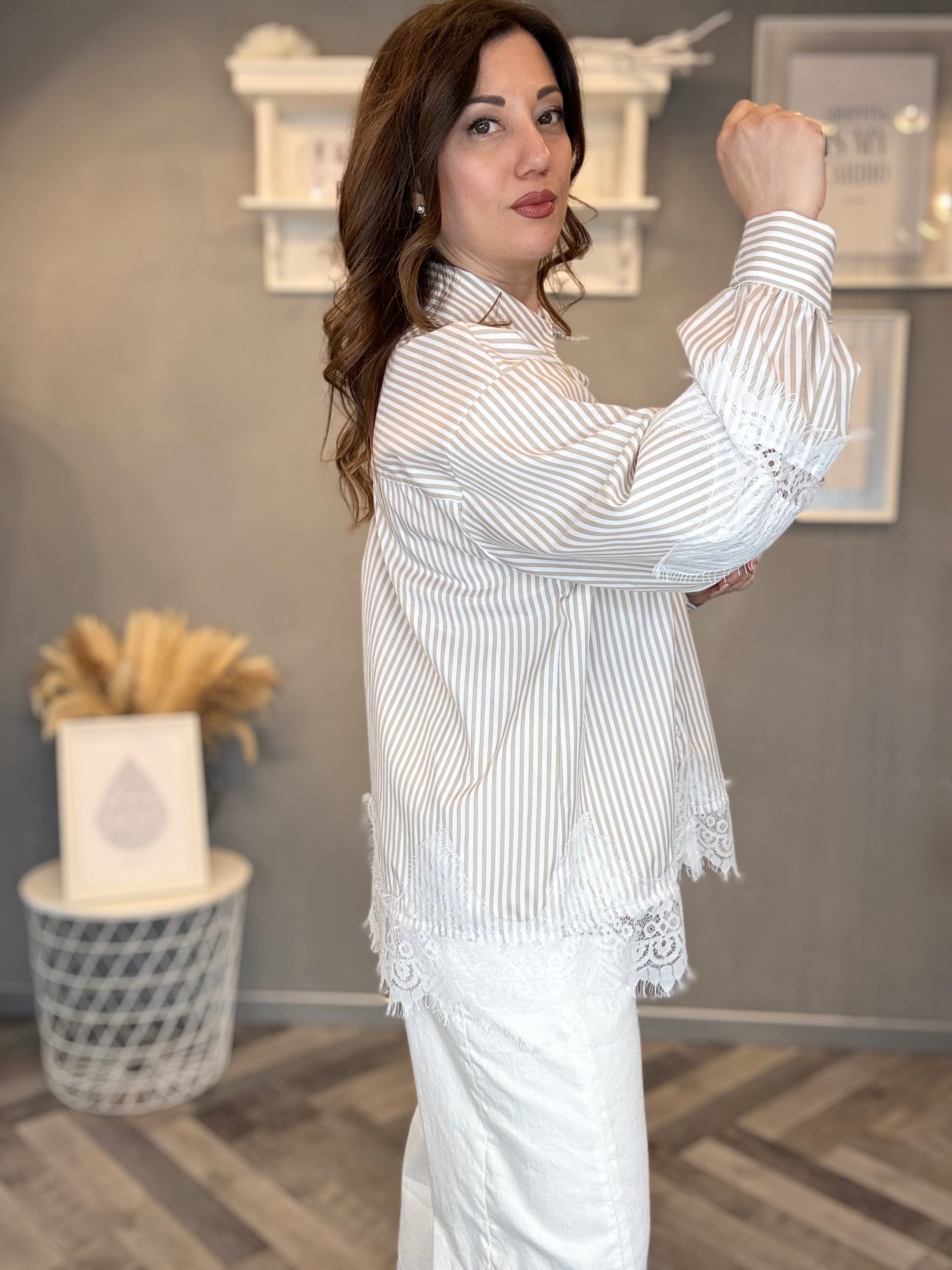 Camicia a righe con pizzo