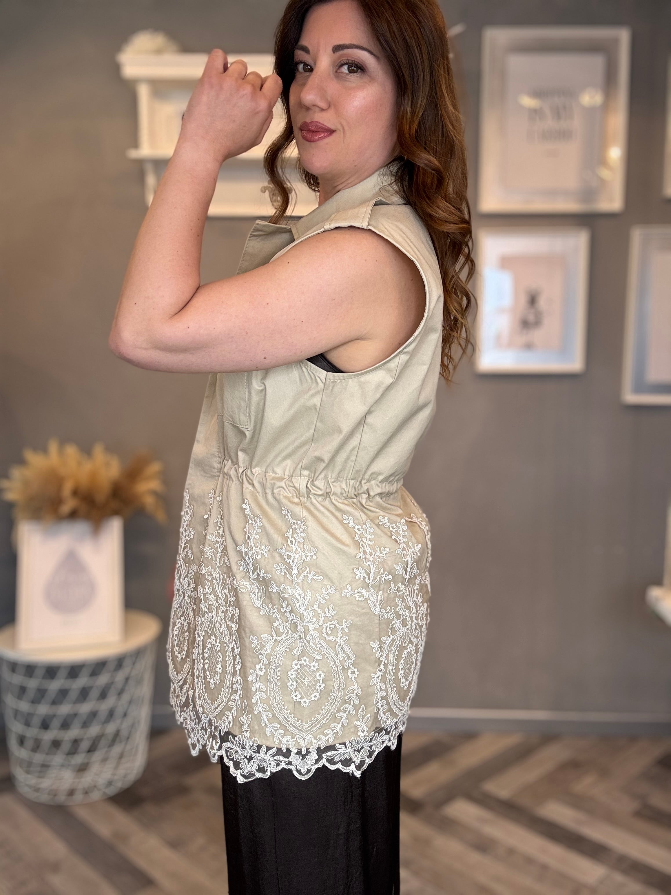 Gilet beige con pizzo
