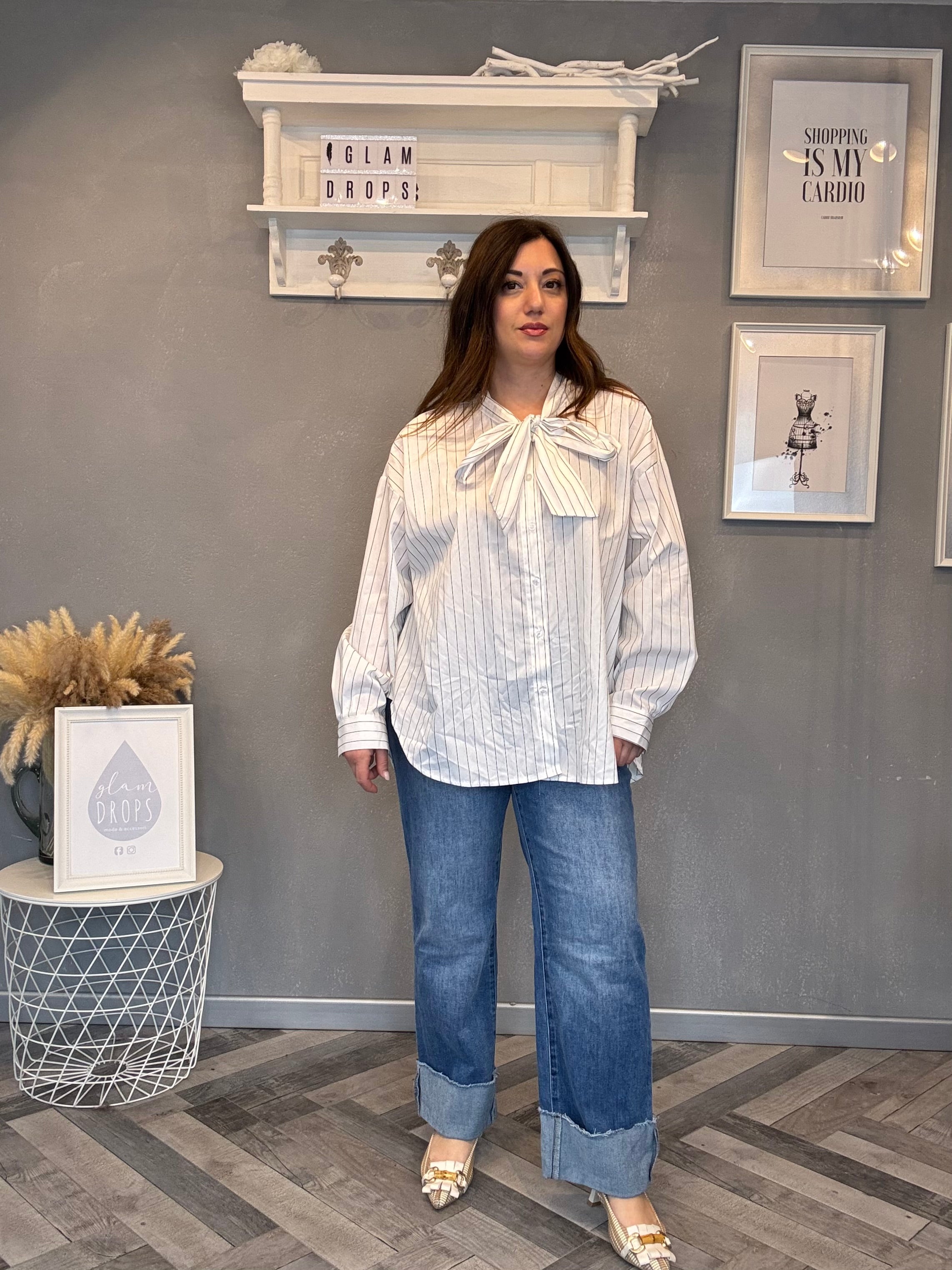 Camicia bianca a righe nere con fiocco