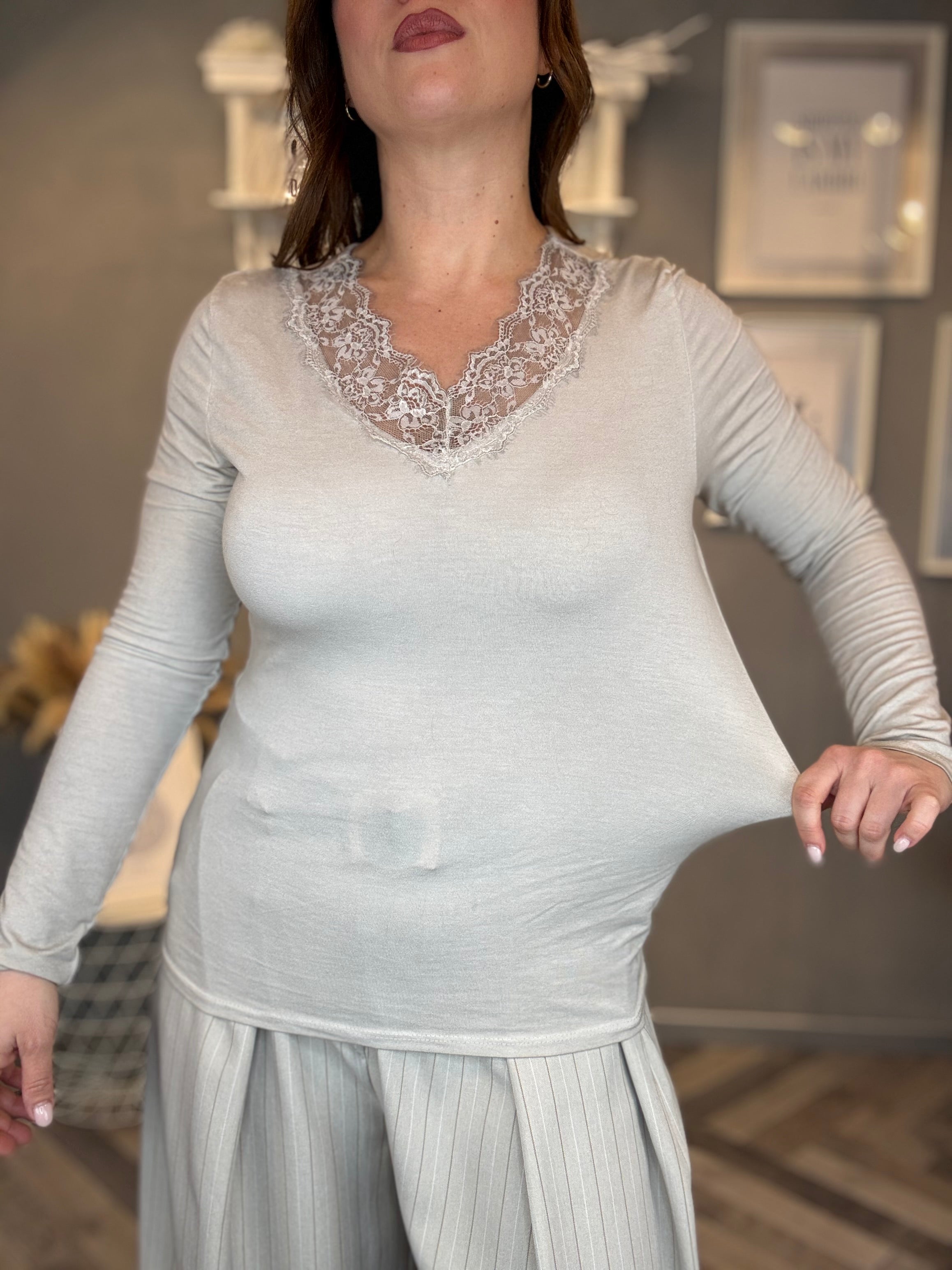 T-shirt in viscosa con pizzo