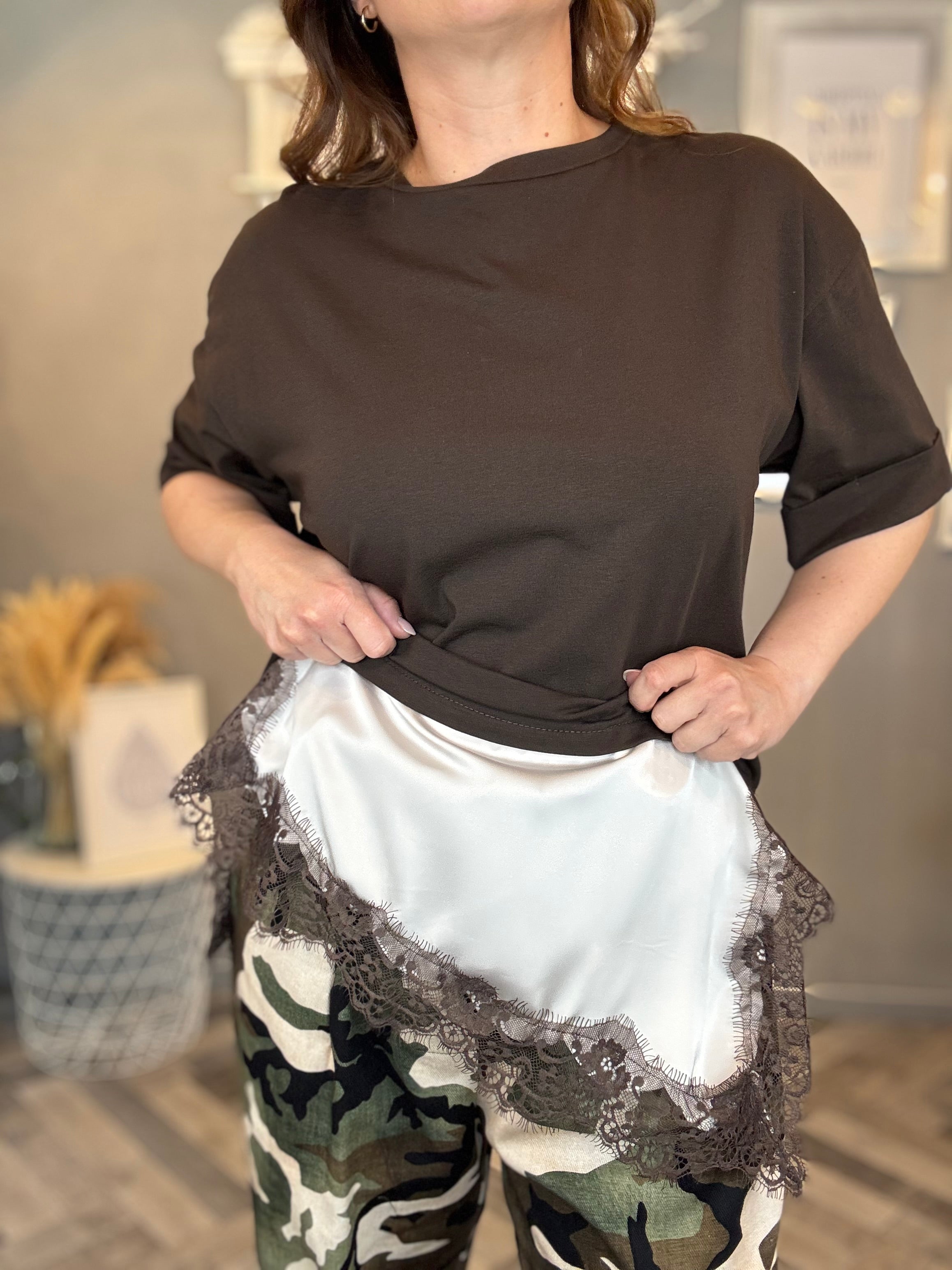 T-shirt moro con satin e pizzo