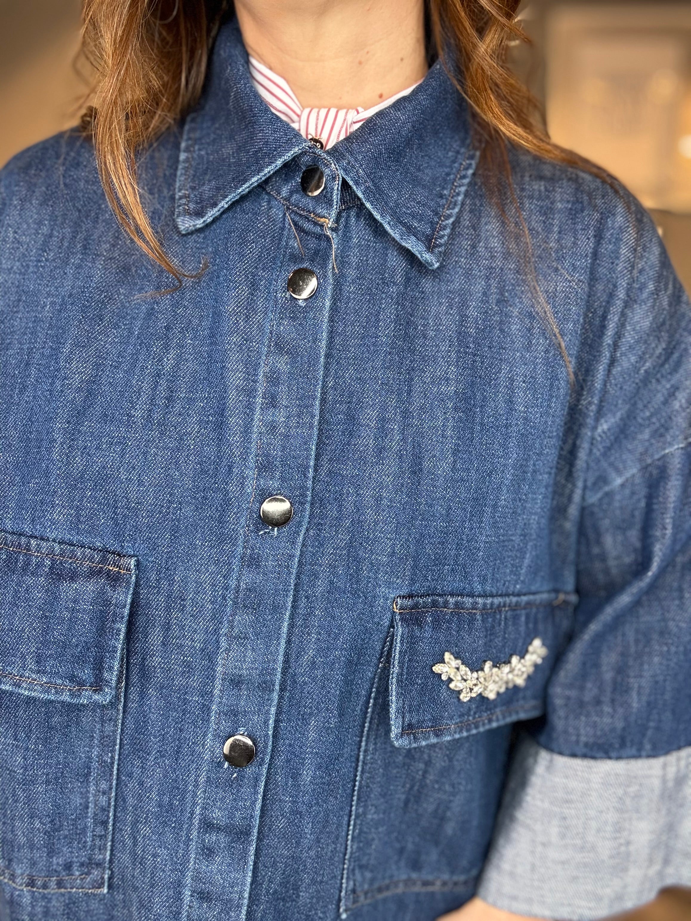 Giacca crop con cabochon denim